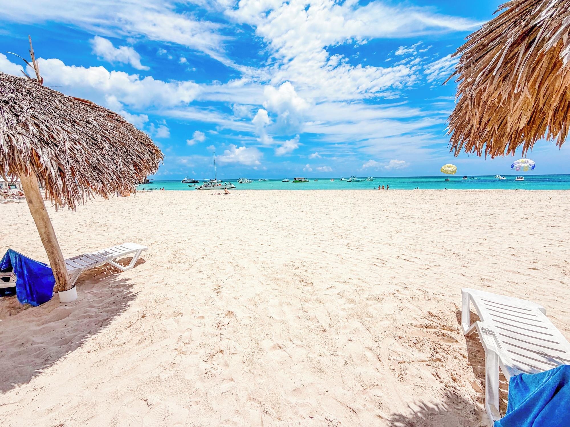 Foto de Caribbean Ocean Breeze Beach Hotel