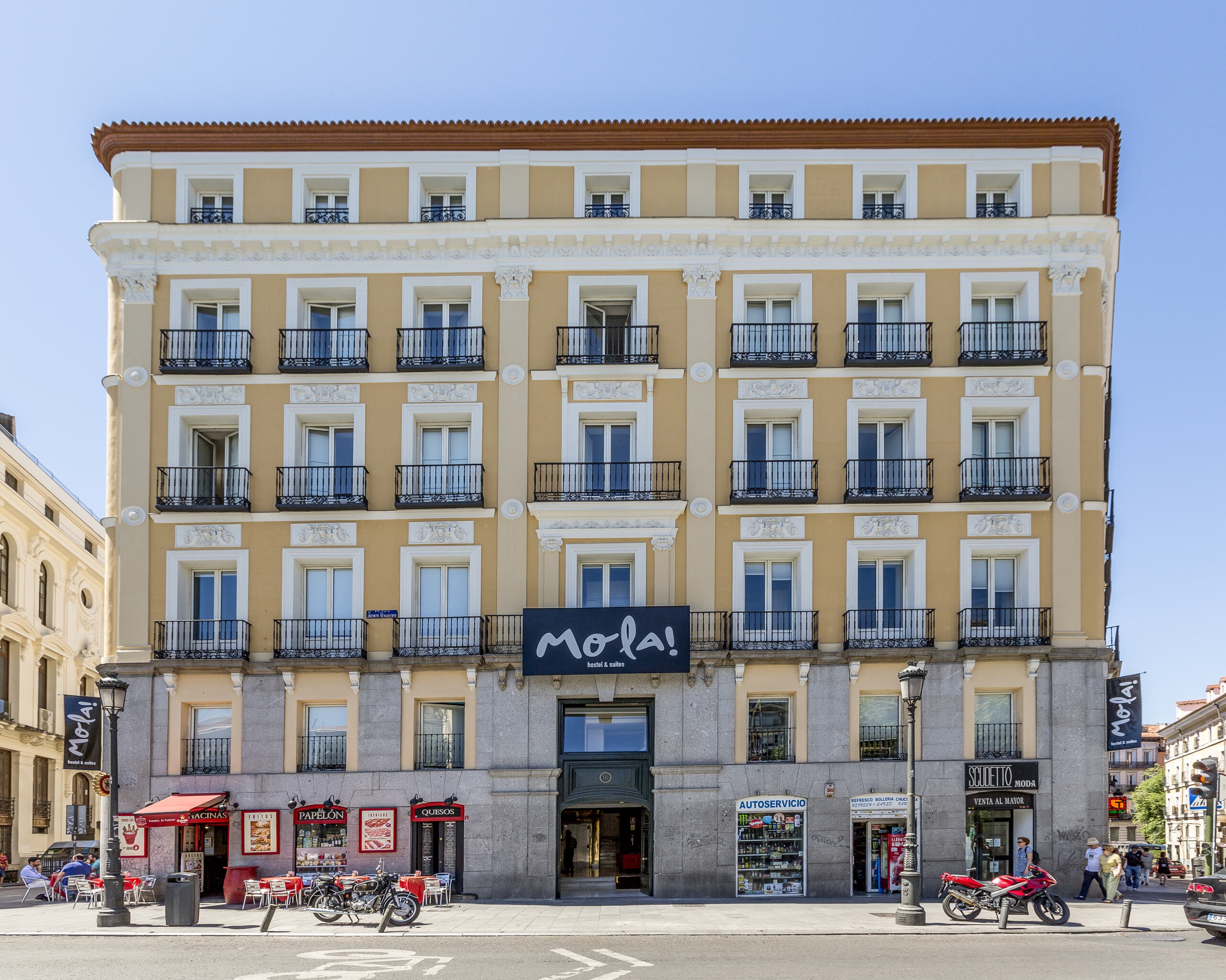 Mola! Hostel & Suites