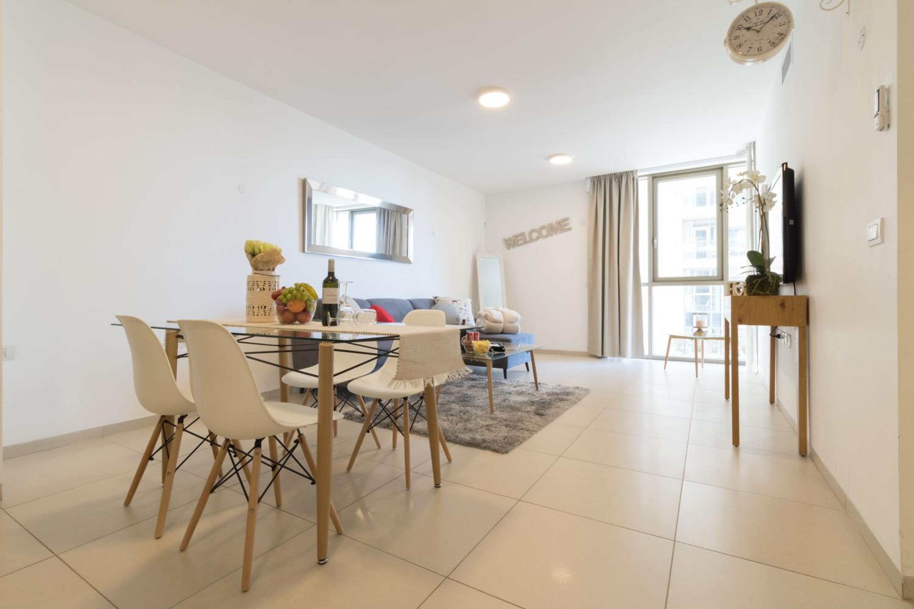 Foto de Luxury One-Bedroom Apartment/parking in city center