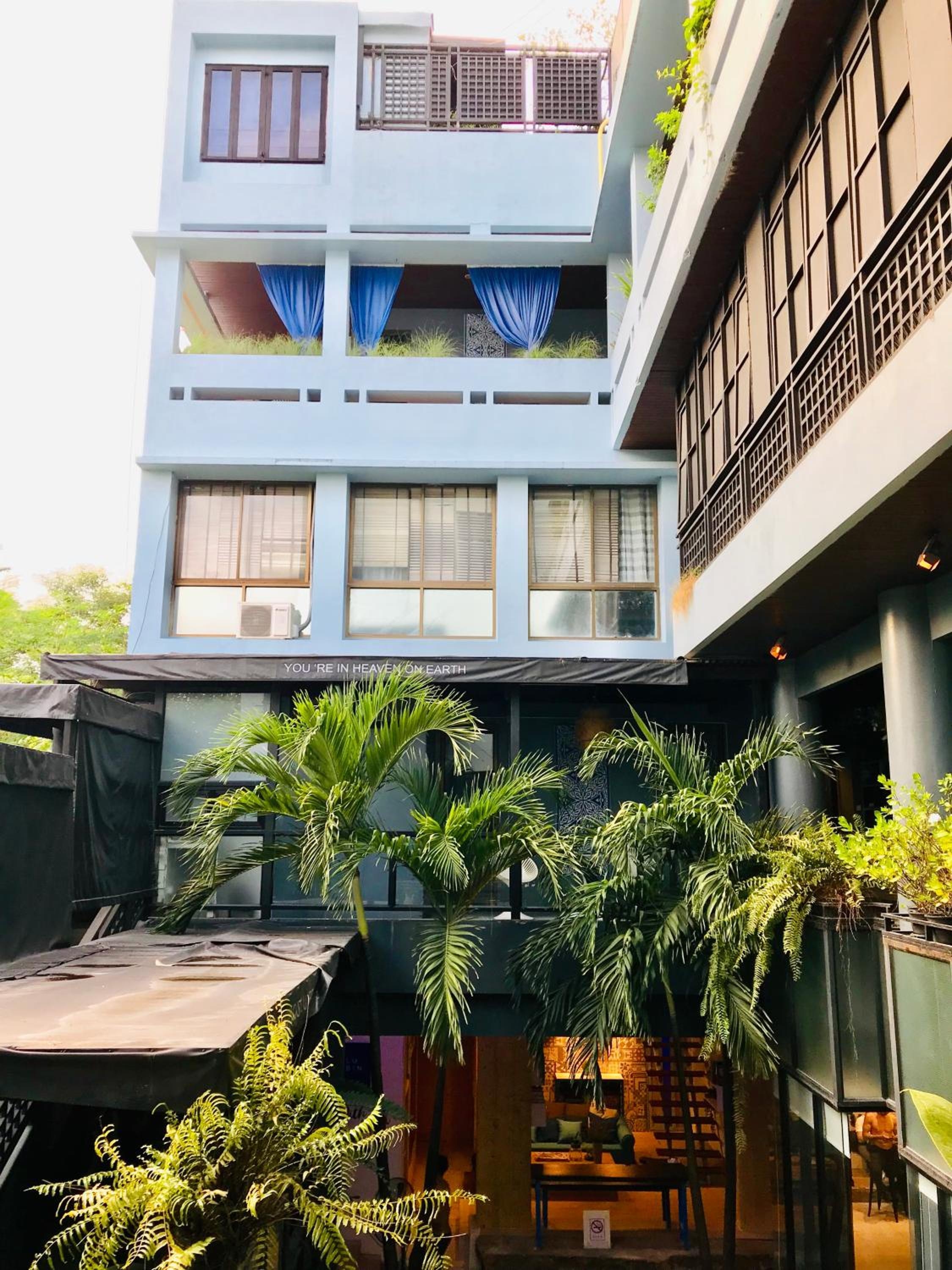 Blu Cabin Ari Stylish Gay Poshtel