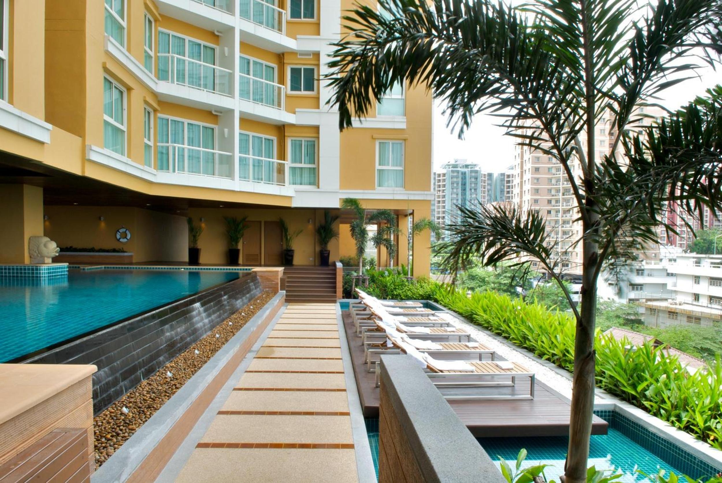 Foto de The Narathiwas Hotel & Residence Sathorn Bangkok