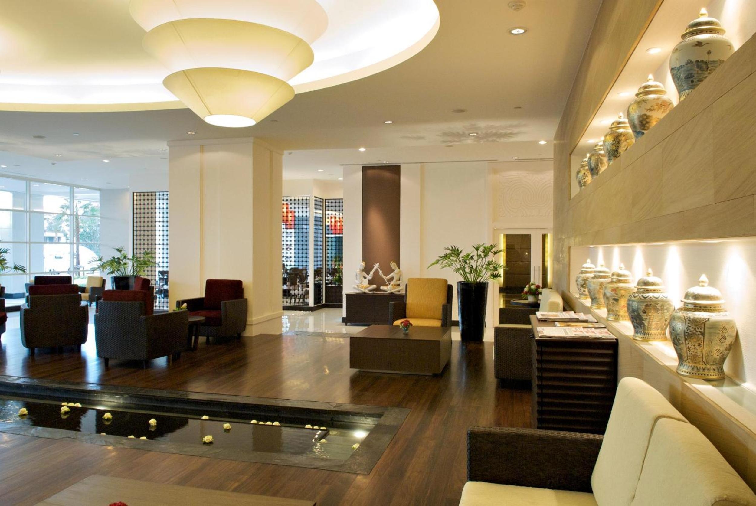 Foto de The Narathiwas Hotel & Residence Sathorn Bangkok