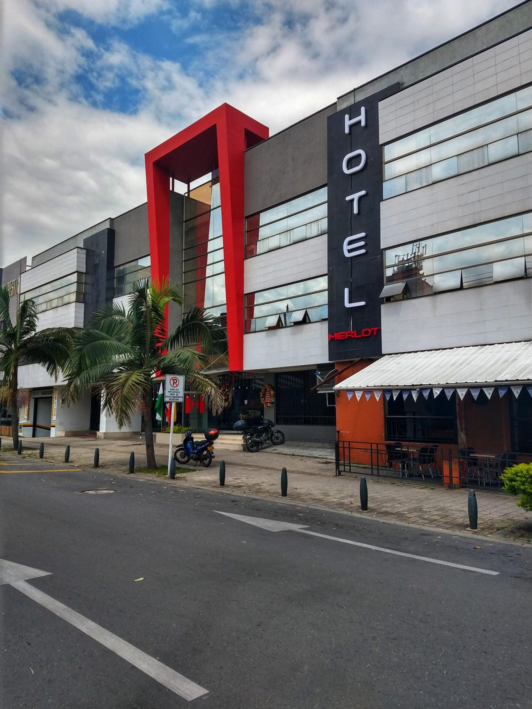 Hotel Merlott 70, Laureles