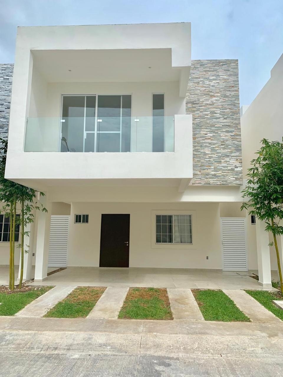 Beautiful 3 BR/3.5 bath Home@Selvanova