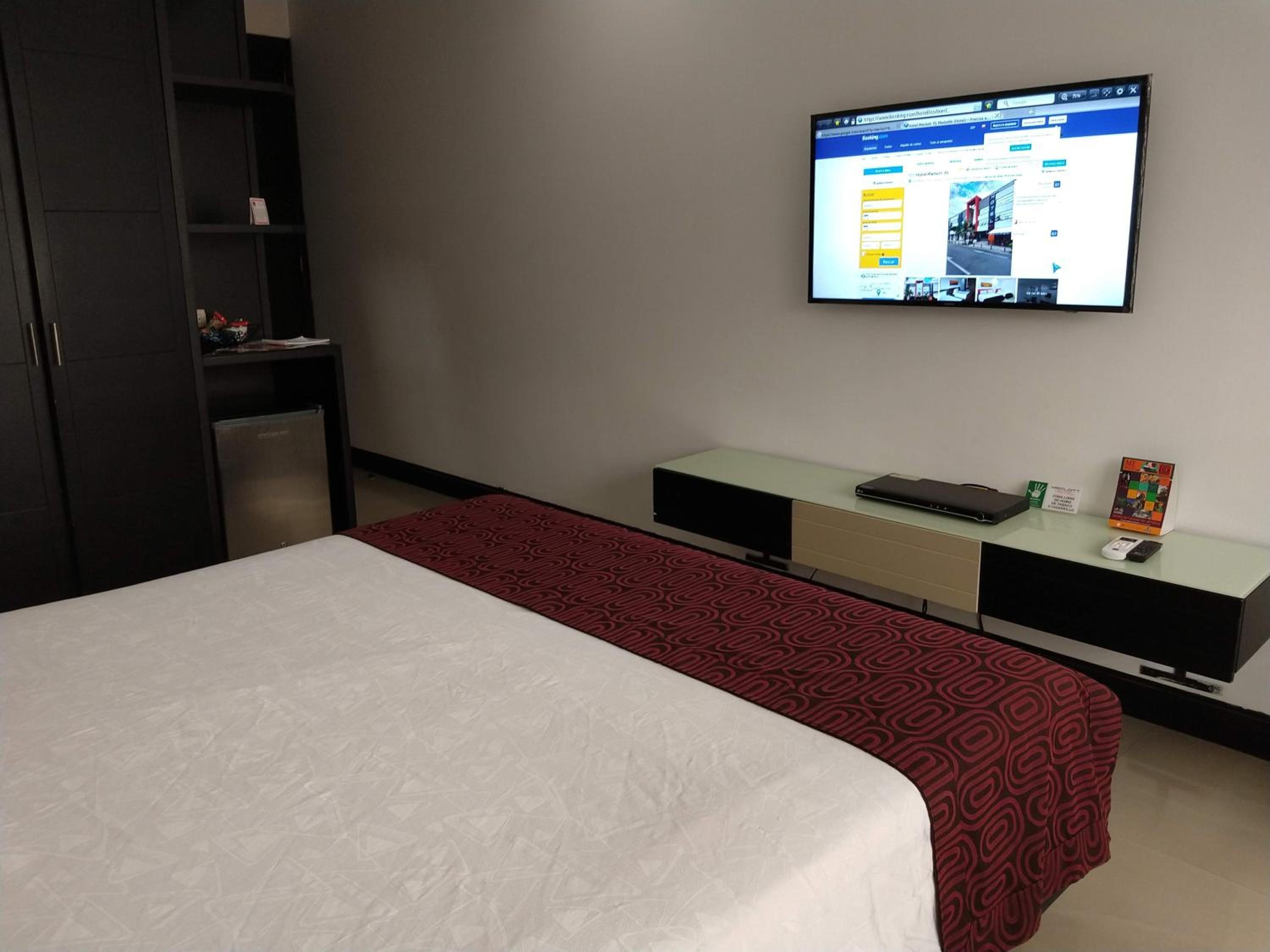 Hotel Merlott 70, Laureles