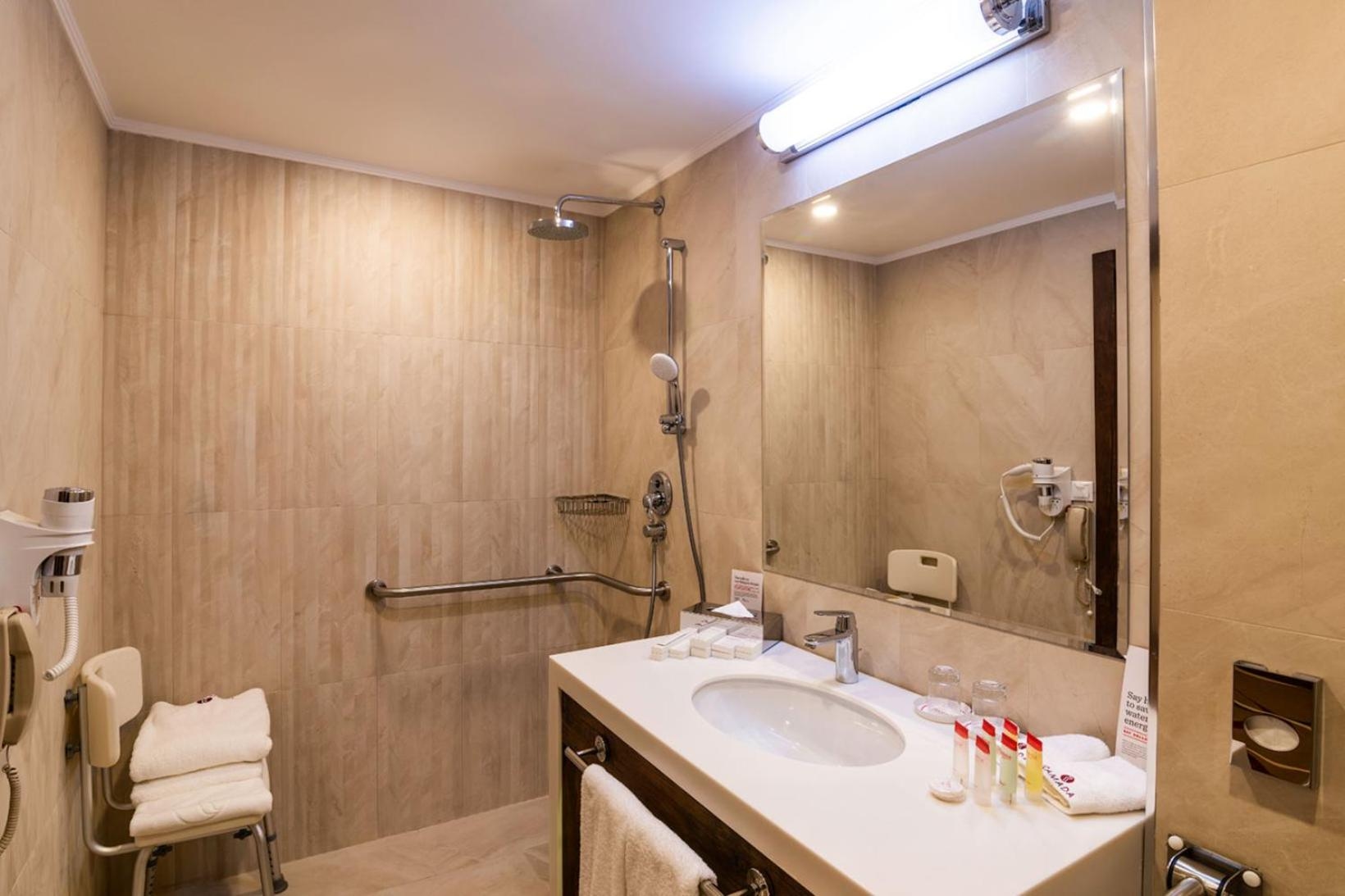 Foto de Ramada Hotel & Suites by Wyndham Yerevan