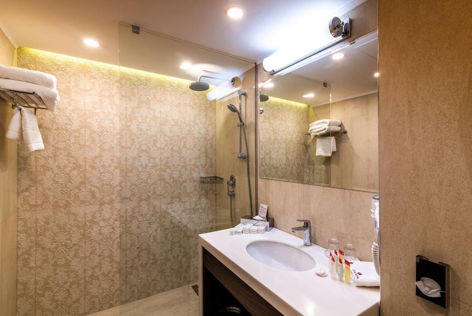 Foto de Ramada Hotel & Suites by Wyndham Yerevan