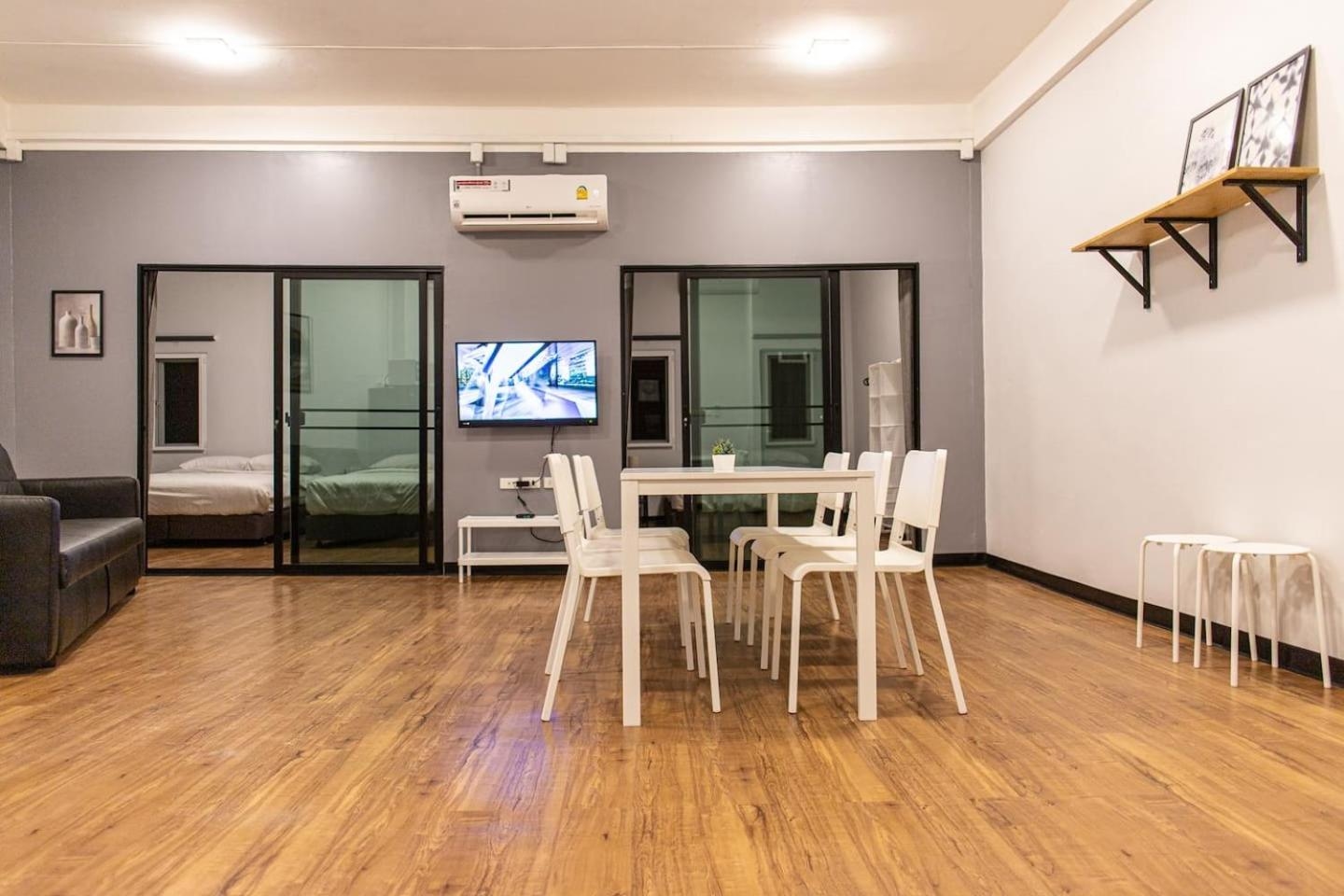 Foto de U4 Large 2 bed rooms full kitchen 200m to BTS