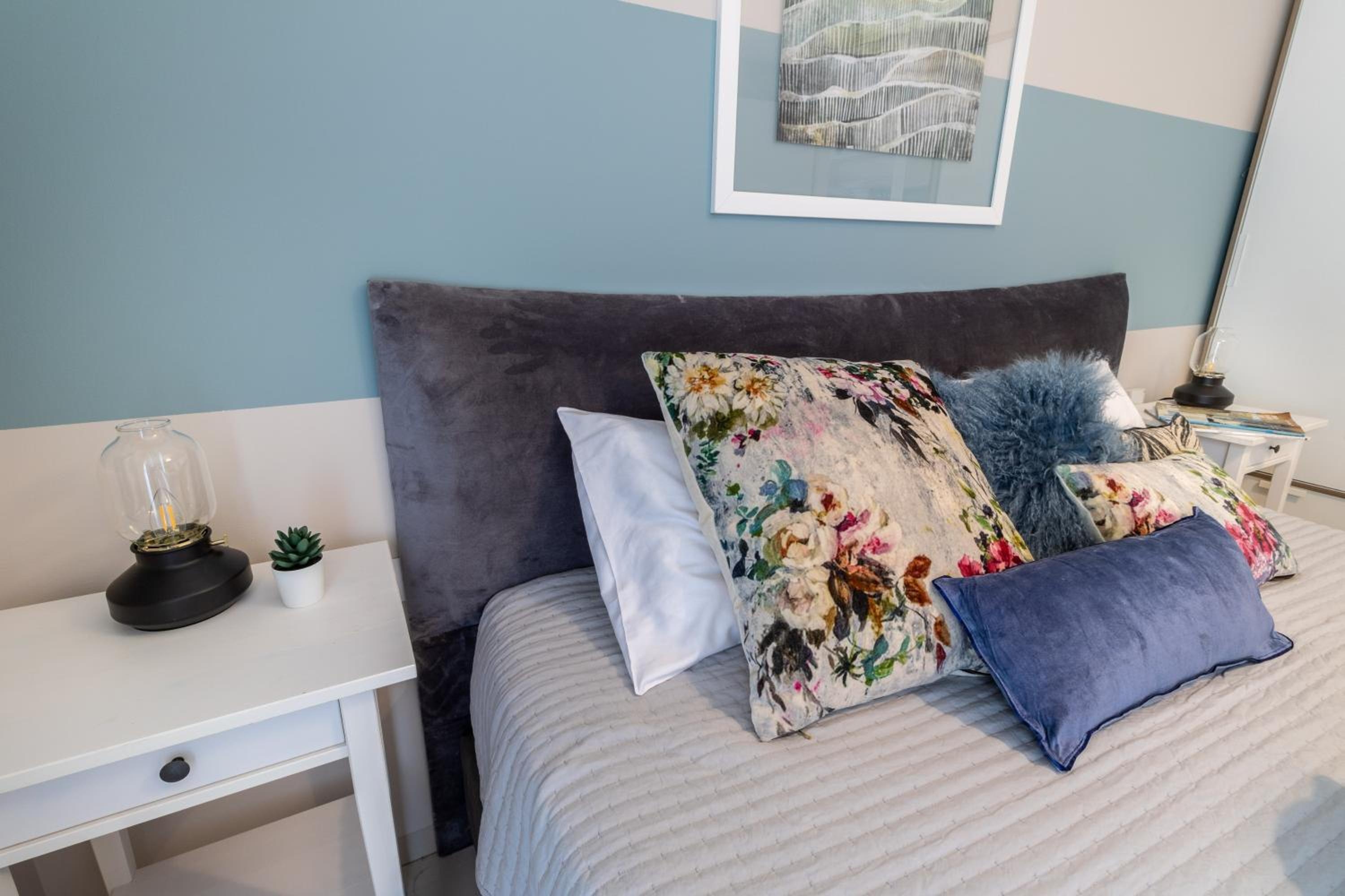 Foto de Luxury One-Bedroom Apartment/parking in city center