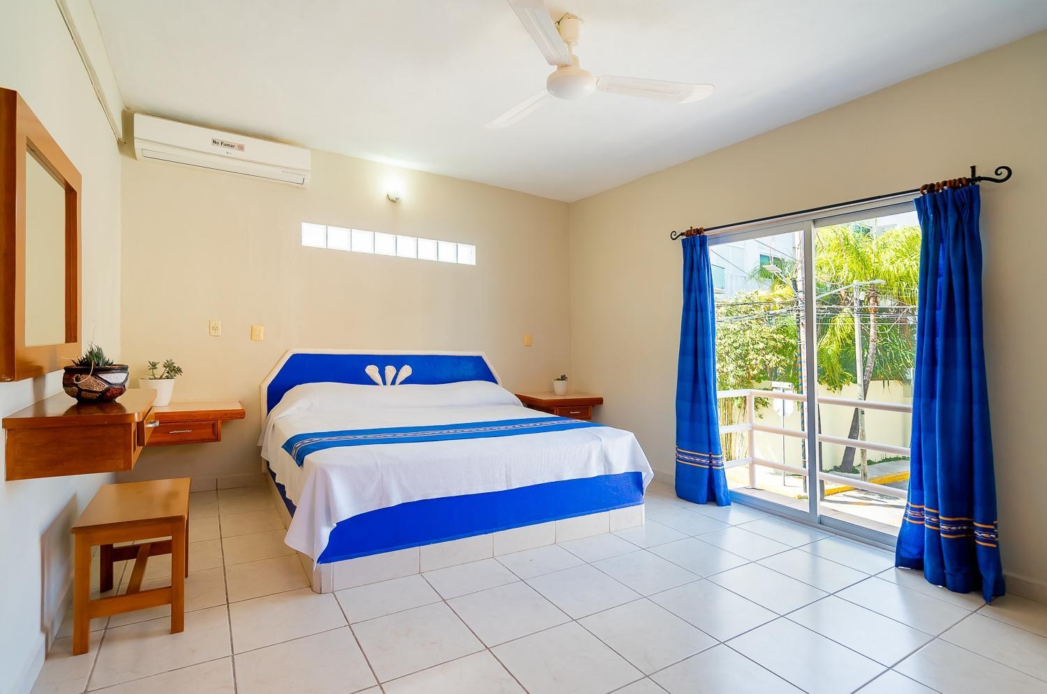 Foto de Hotel Yumkiin - Cerca Del Ferry y Terminal ADO
