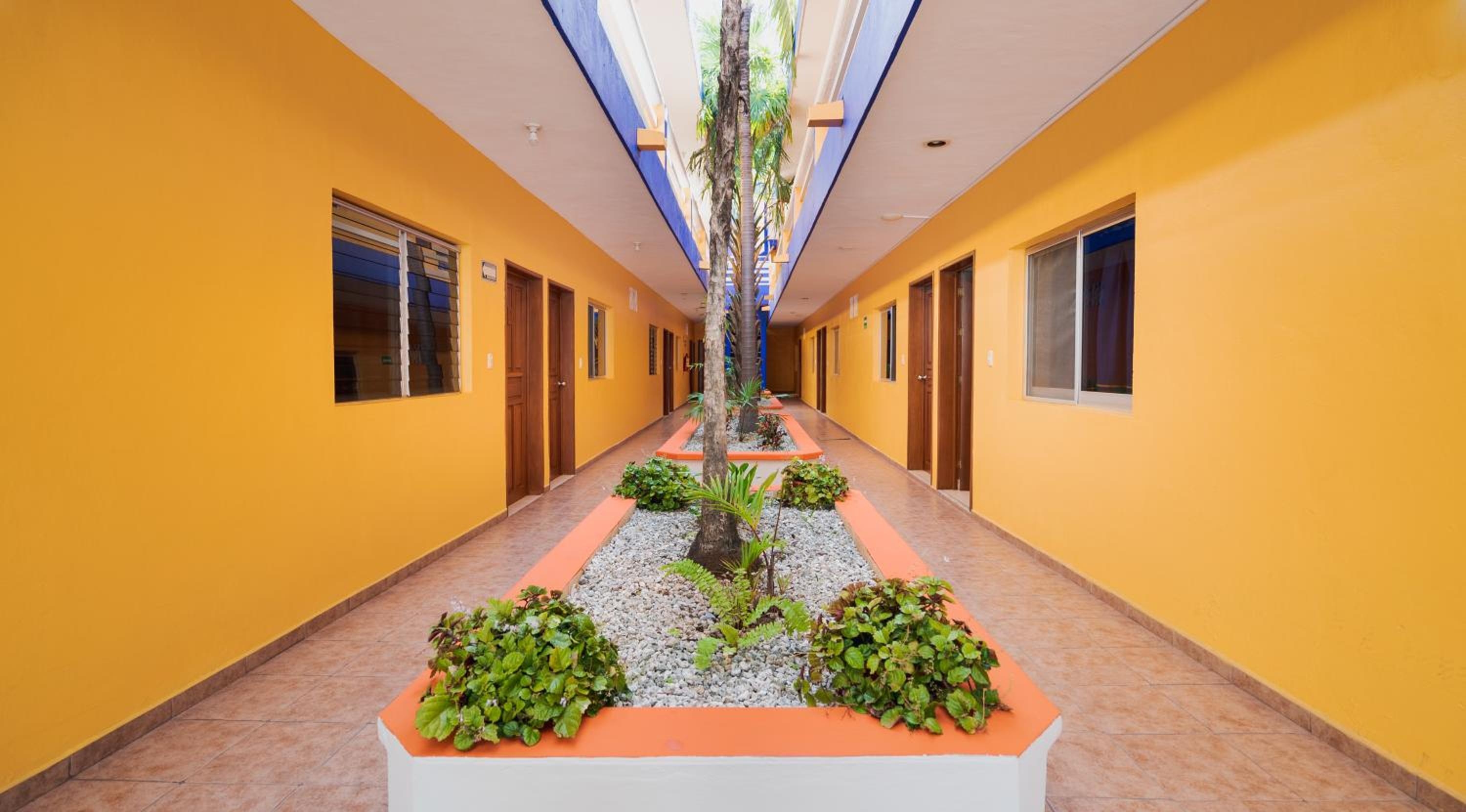 Foto de Hotel Yumkiin - Cerca Del Ferry y Terminal ADO