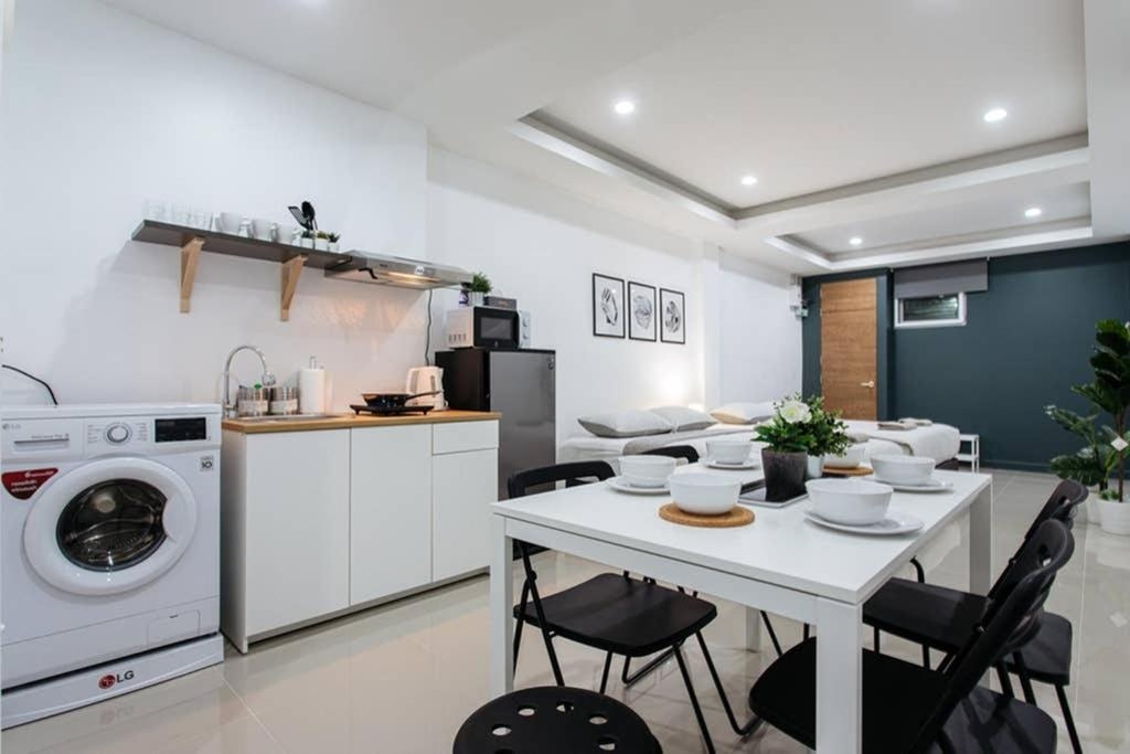 Foto de P1 Silom Pan large room full kitchen WIFI 4-6pax