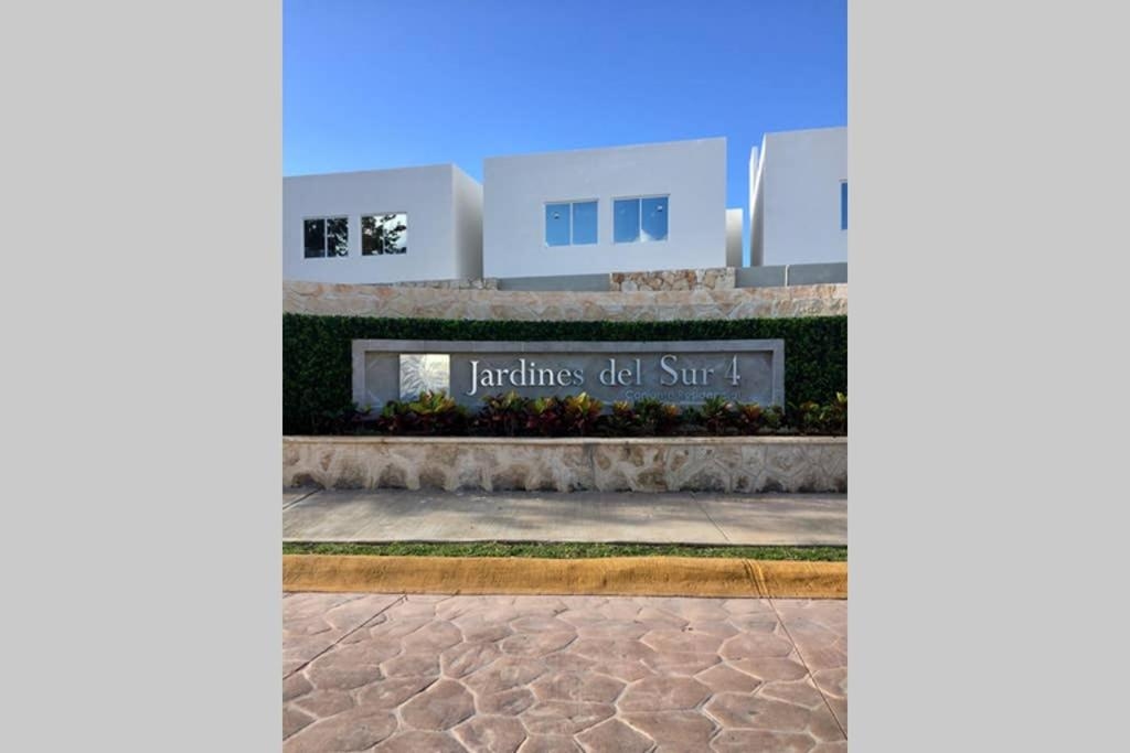 Casa nueva con 3 recamaras y a un lado de alberca, Cancún