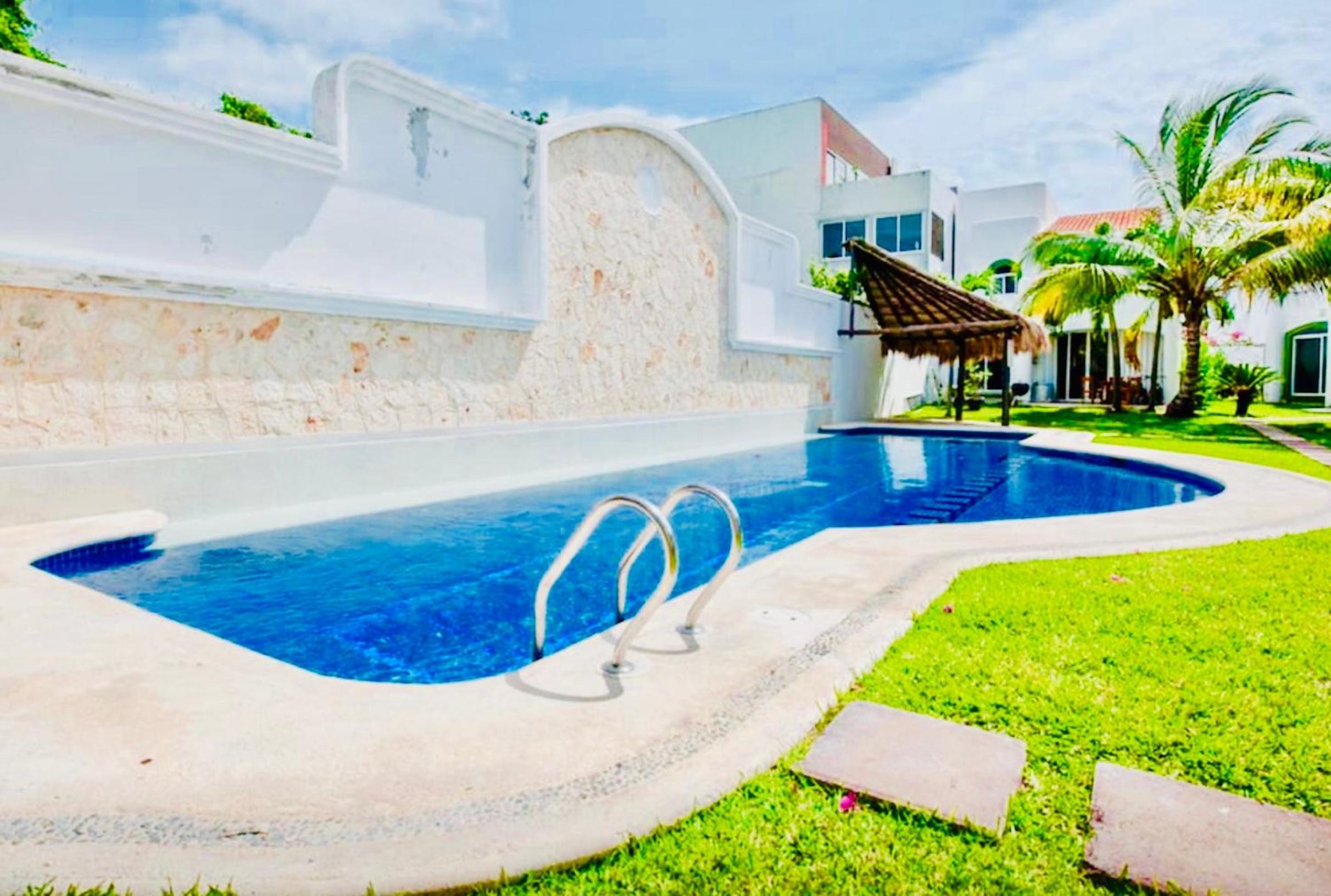 Foto de Gorgeous 22 People Villa With Pool Playacar Phase 2