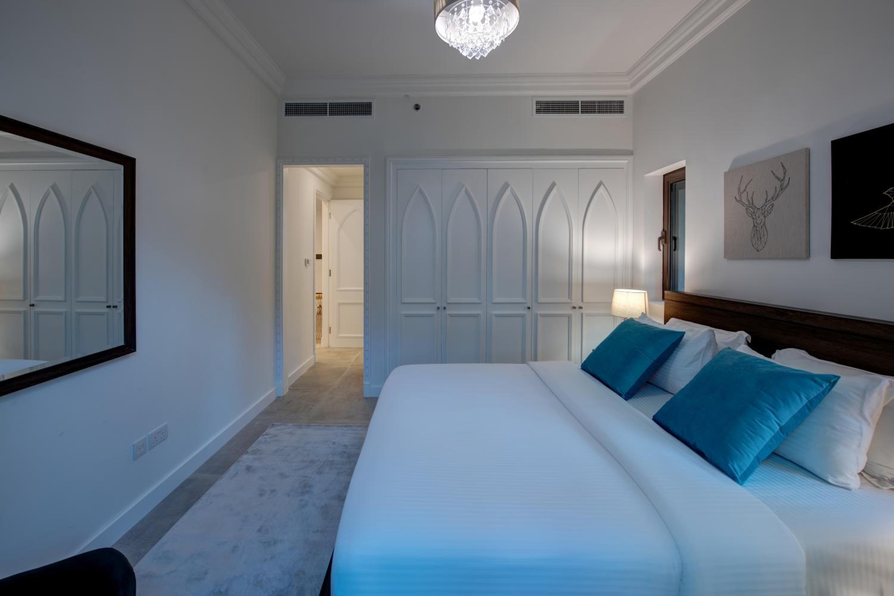 Durrani Homes - Arabian luxury at Souk Al Bahar besides Burj Khalifa & Dubai Mall, Dubái