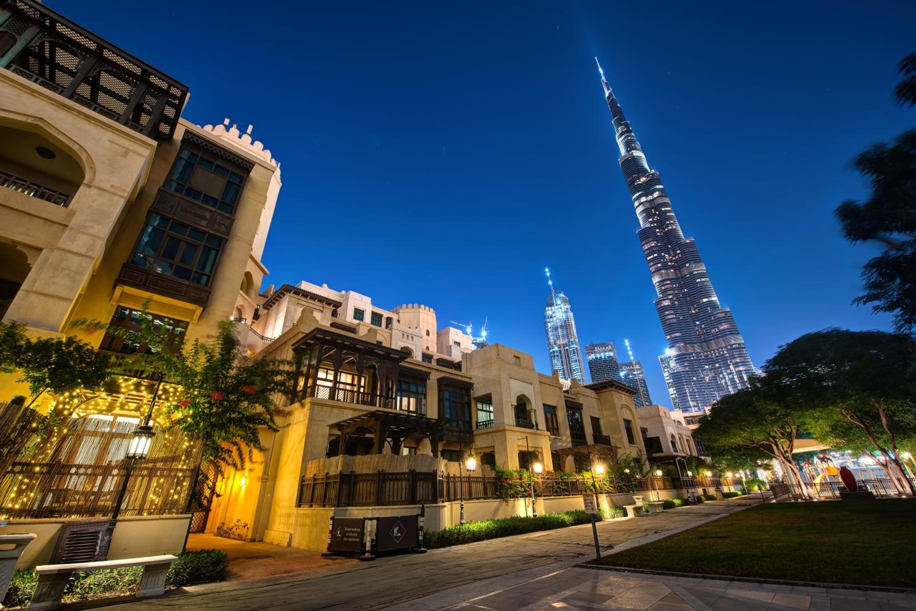 Durrani Homes - Arabian luxury at Souk Al Bahar besides Burj Khalifa & Dubai Mall, Dubái