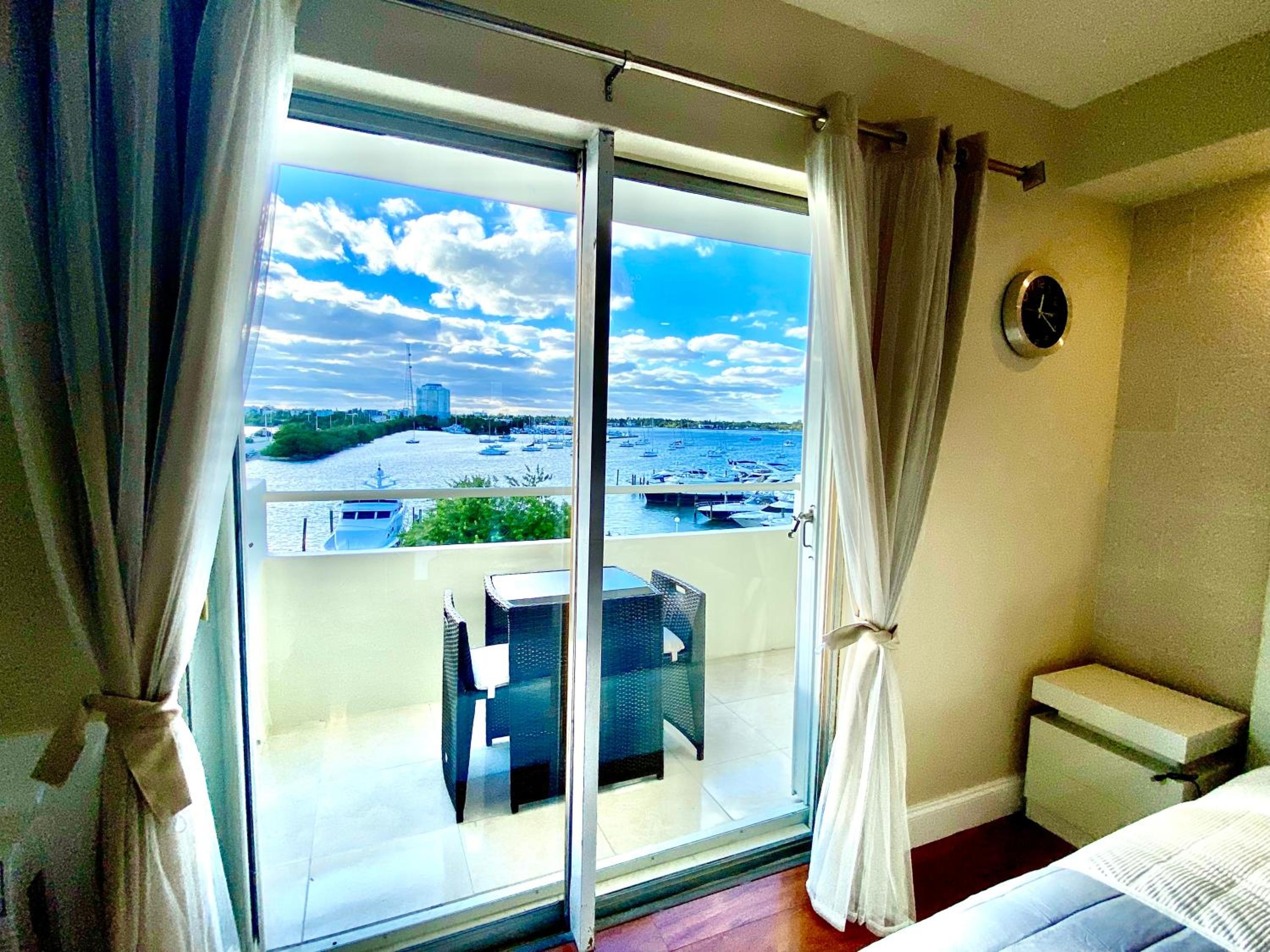 Foto de Modern waterfront apartment with Miami Skyline view, free parking 5 mins drive to Miami Beach