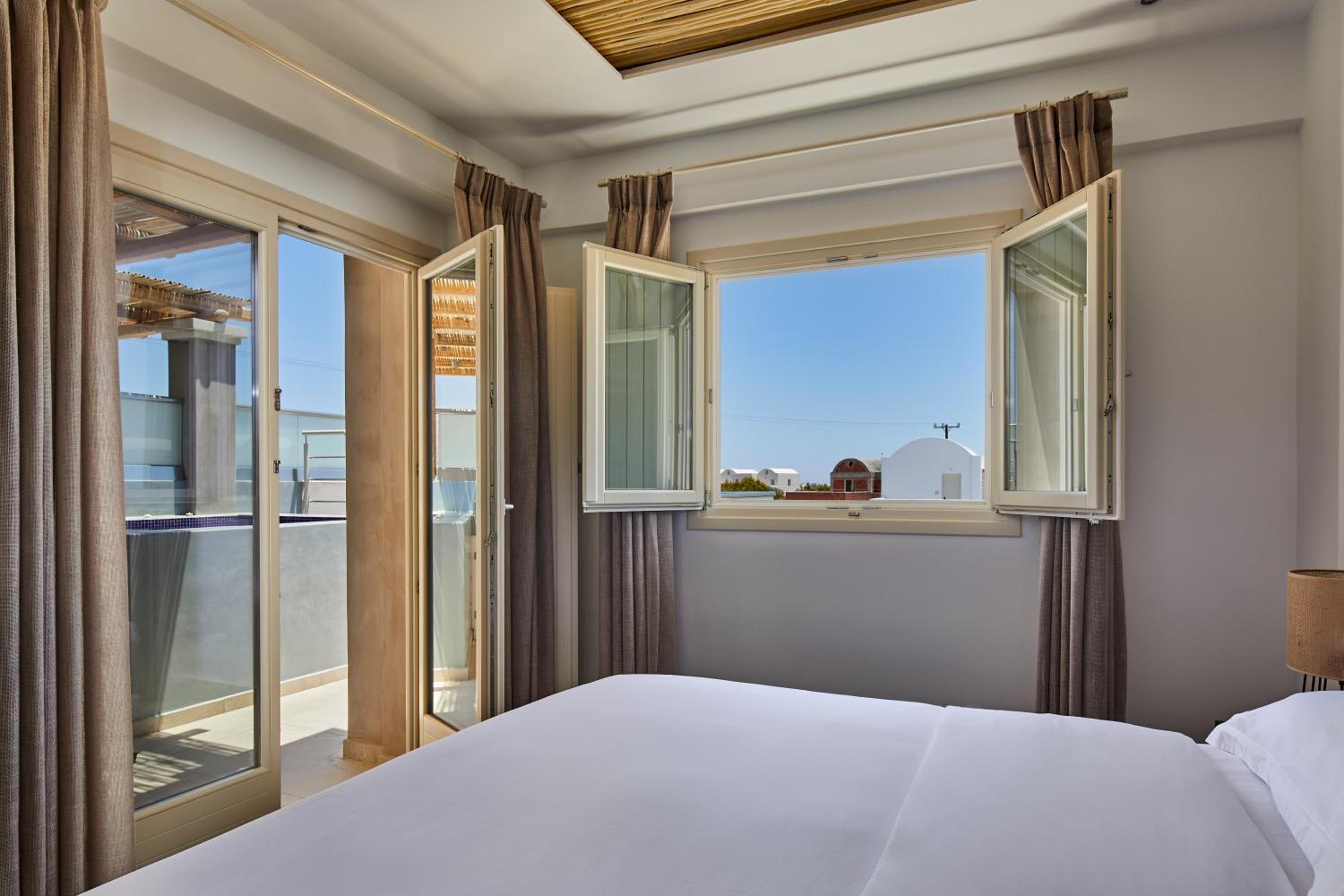 Foto de Sea Breeze Santorini Beach Resort, Curio Collection by Hilton