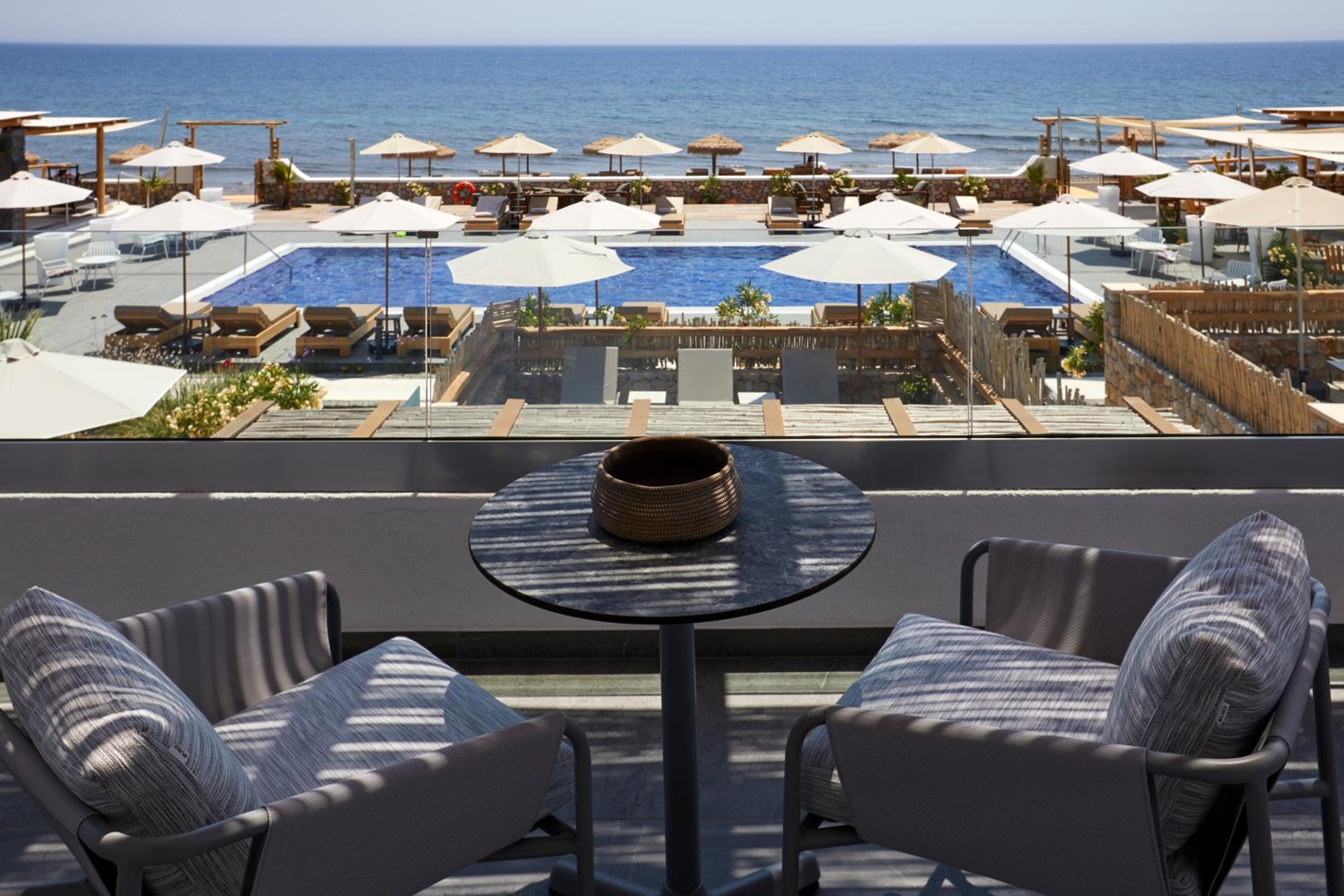 Foto de Sea Breeze Santorini Beach Resort, Curio Collection by Hilton