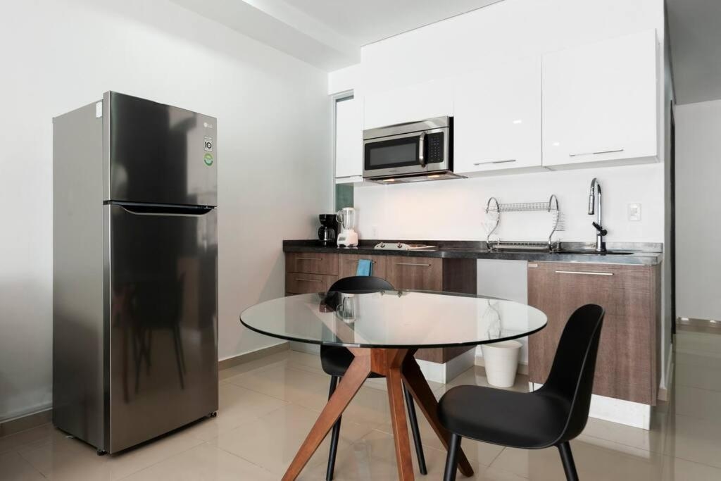 Foto de 600 sq ft in trendy area, 150 BPS fiber optic