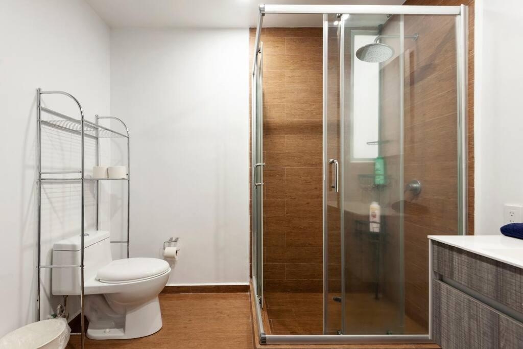 Foto de 600 sq ft in trendy area, 150 BPS fiber optic
