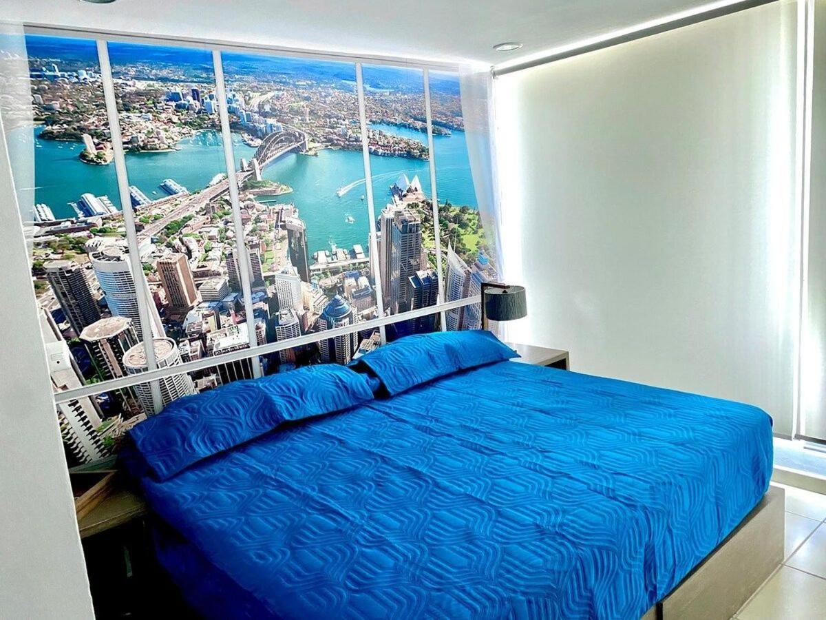 Foto de Unique 2 Bedroom, Pool and Fitness Center Design