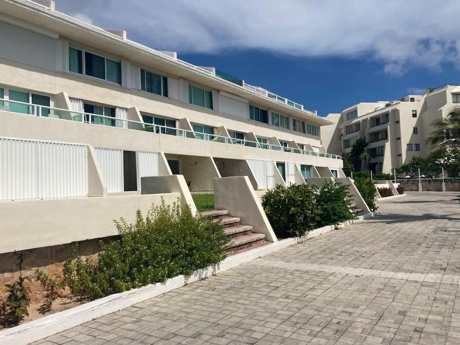Cancun Oceanfront, Entire Apartment, Cancún