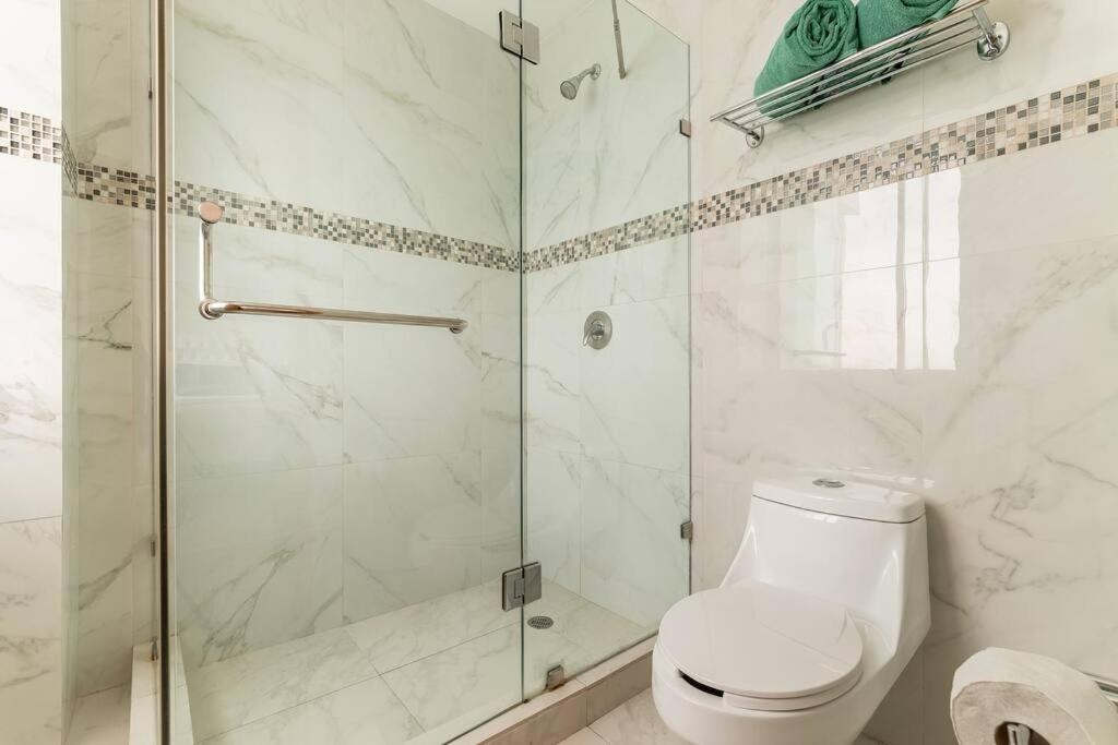 Foto de Ocean front studio 2C, new listing