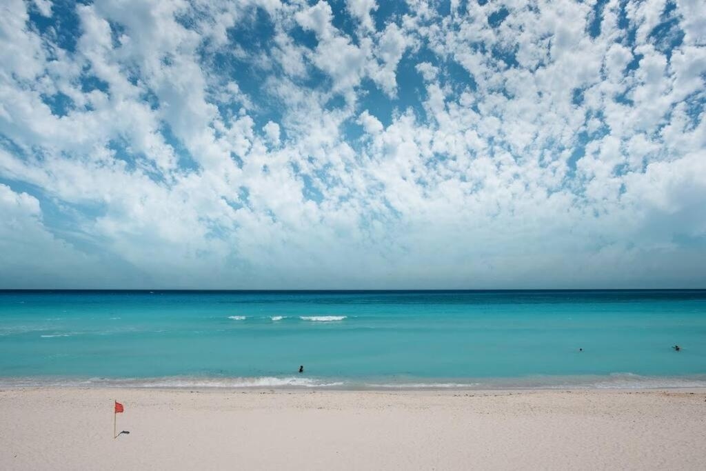 Foto de Ocean front studio 2C, new listing