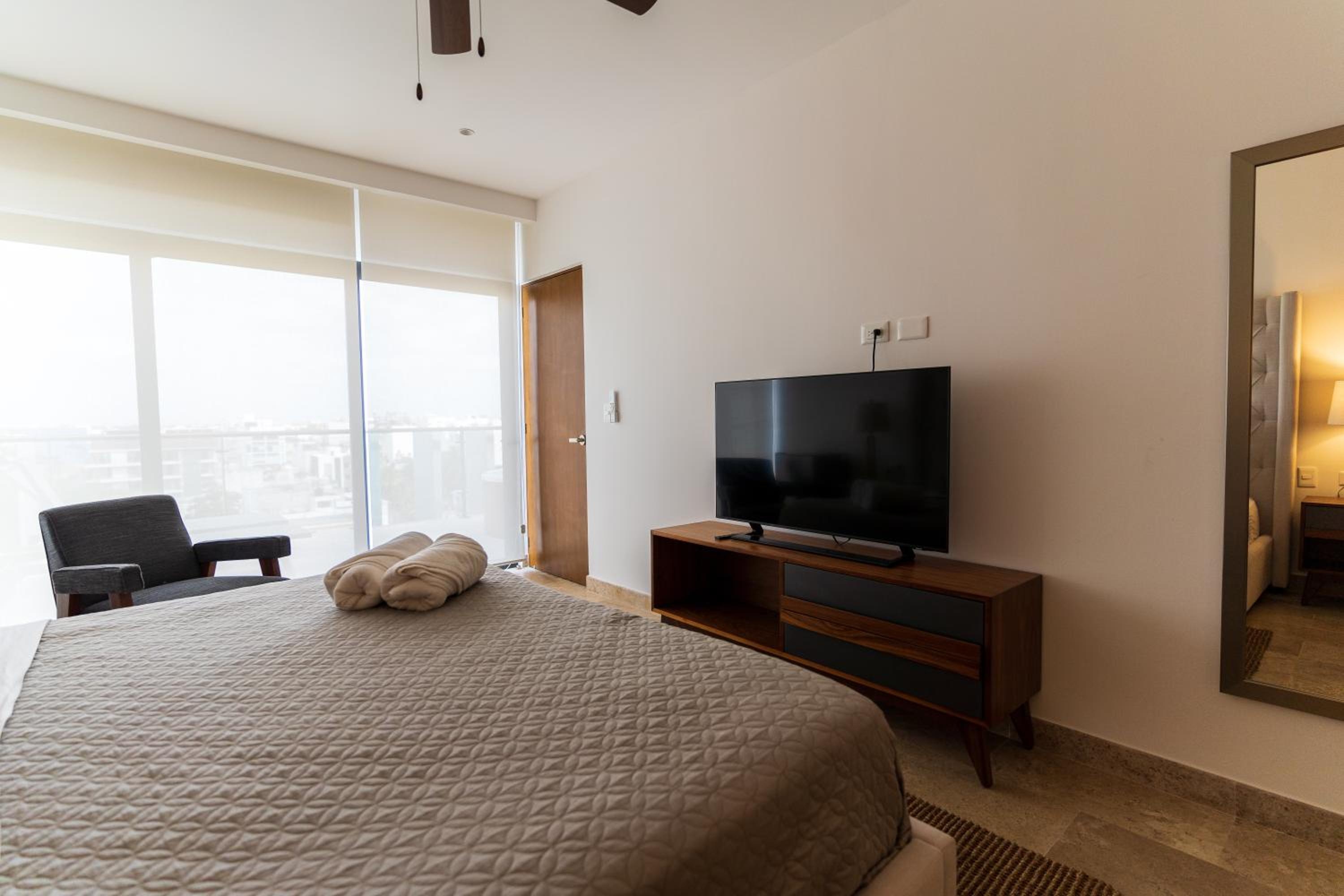 Foto de New & Equipped Apartment Steps From The Beach With Pool Jacuzzi By Yeah