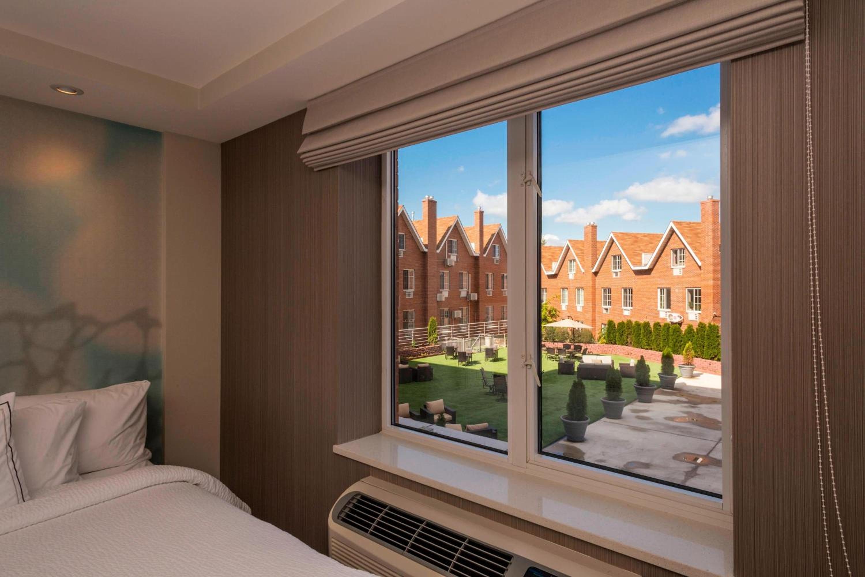 Foto de Courtyard by Marriott New York Queens/Fresh Meadows