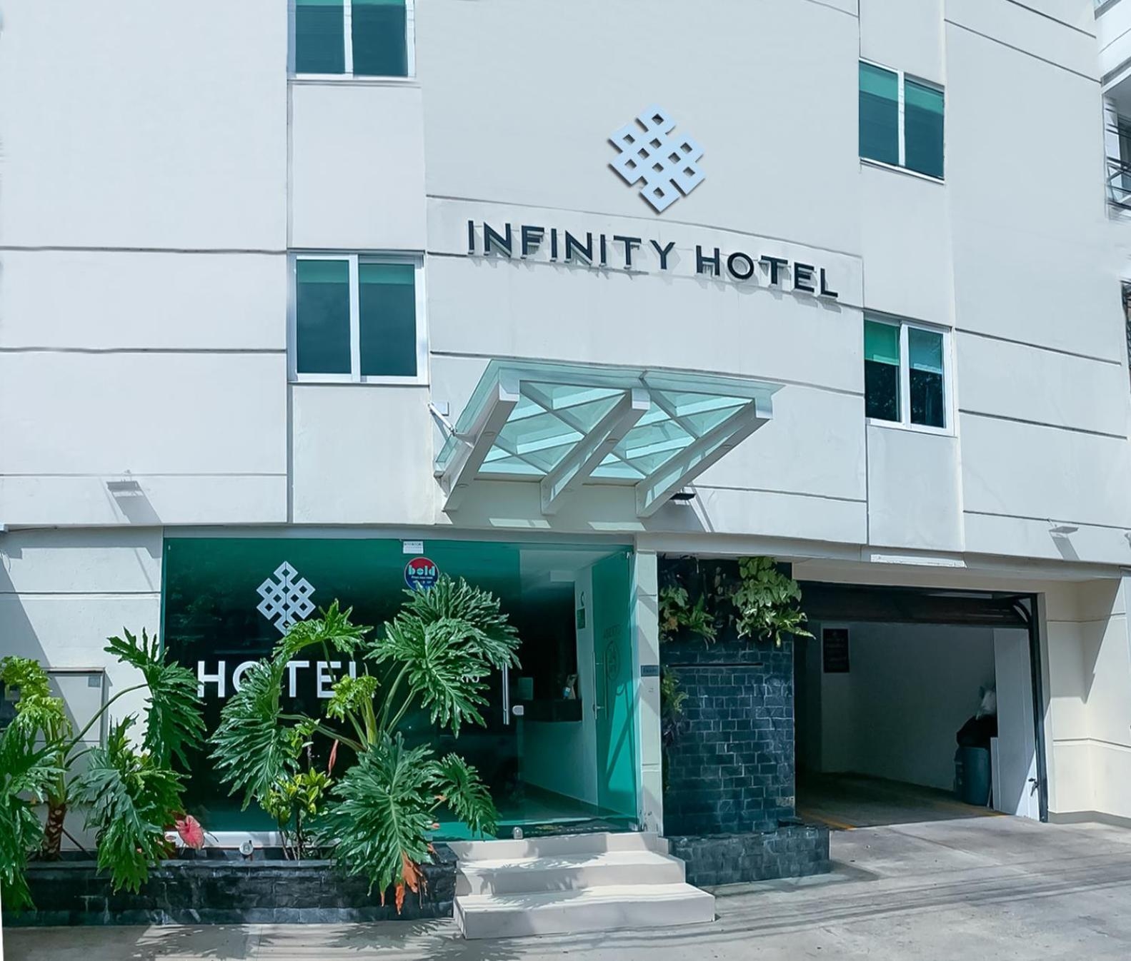 Infinity Hotel, Laureles