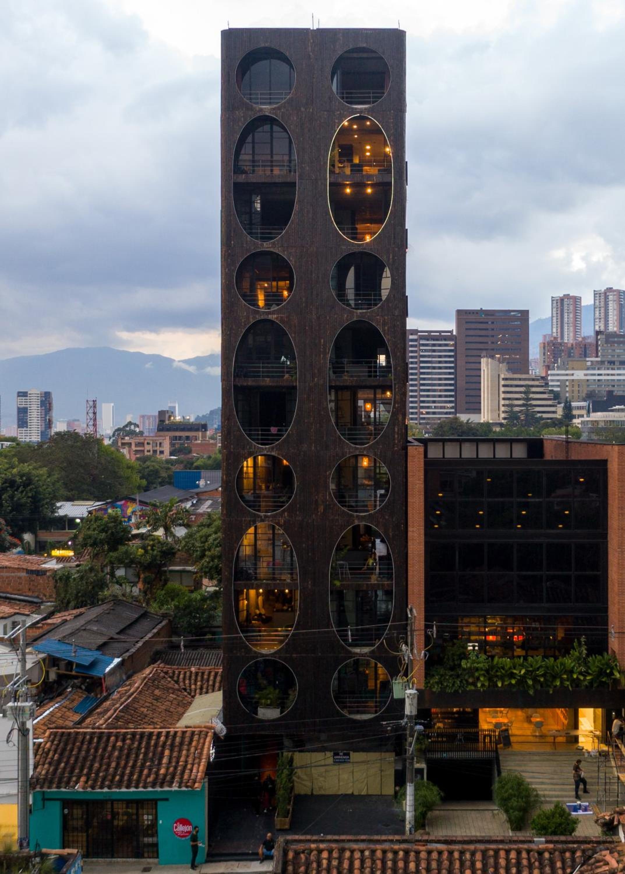 Nido Sky, Poblado