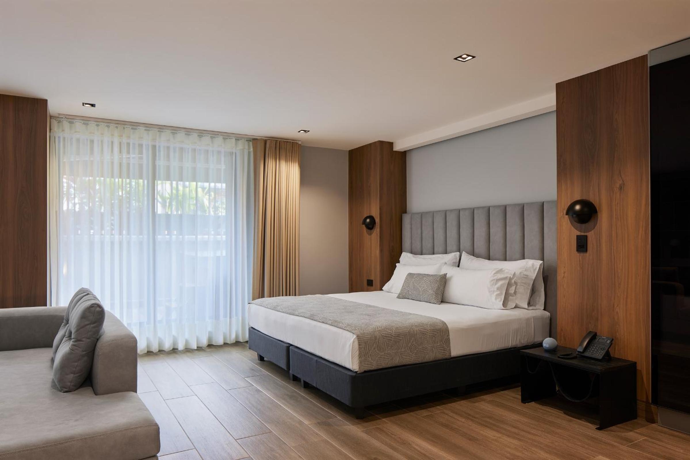 Hotel Selis, Poblado