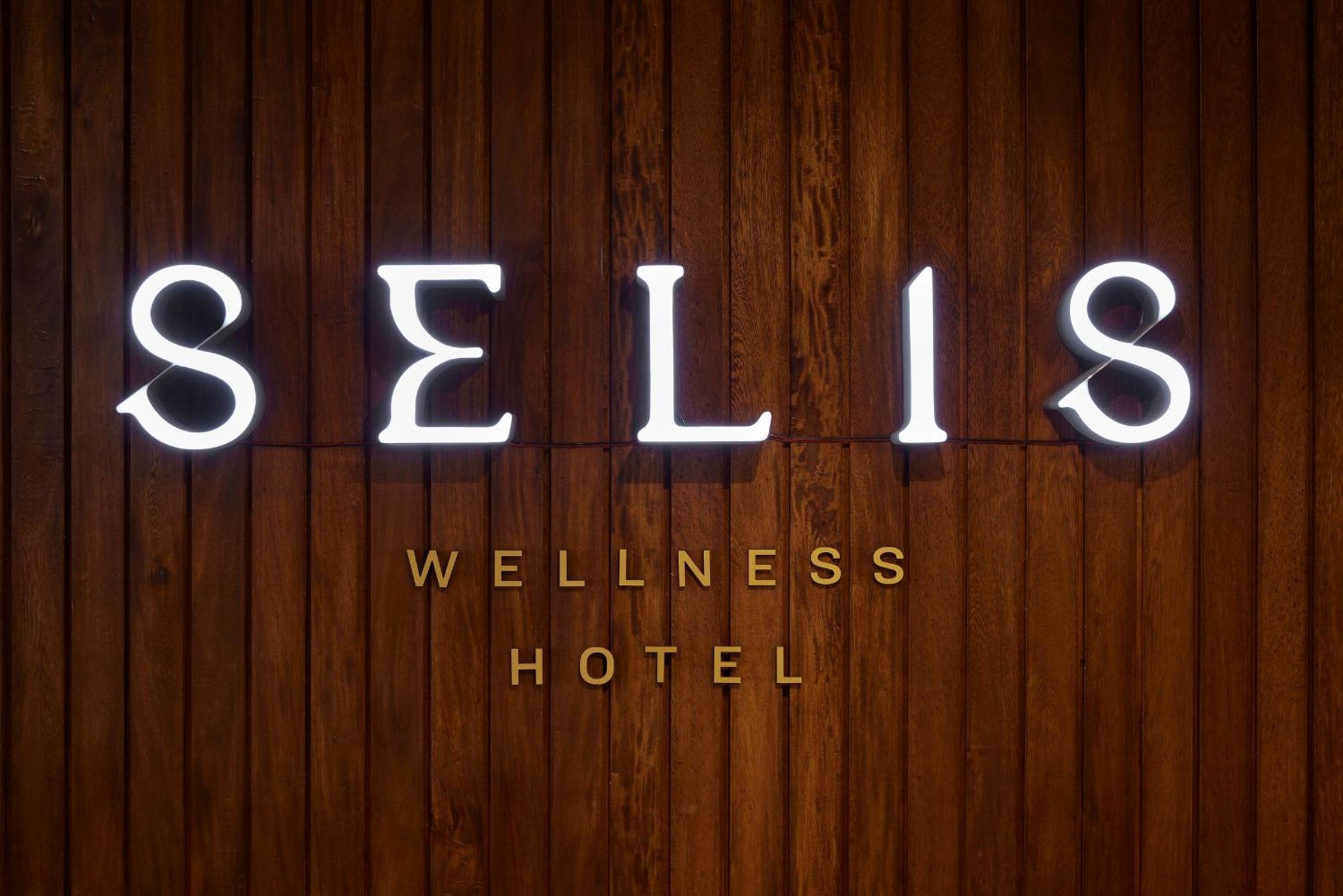 Hotel Selis, Poblado