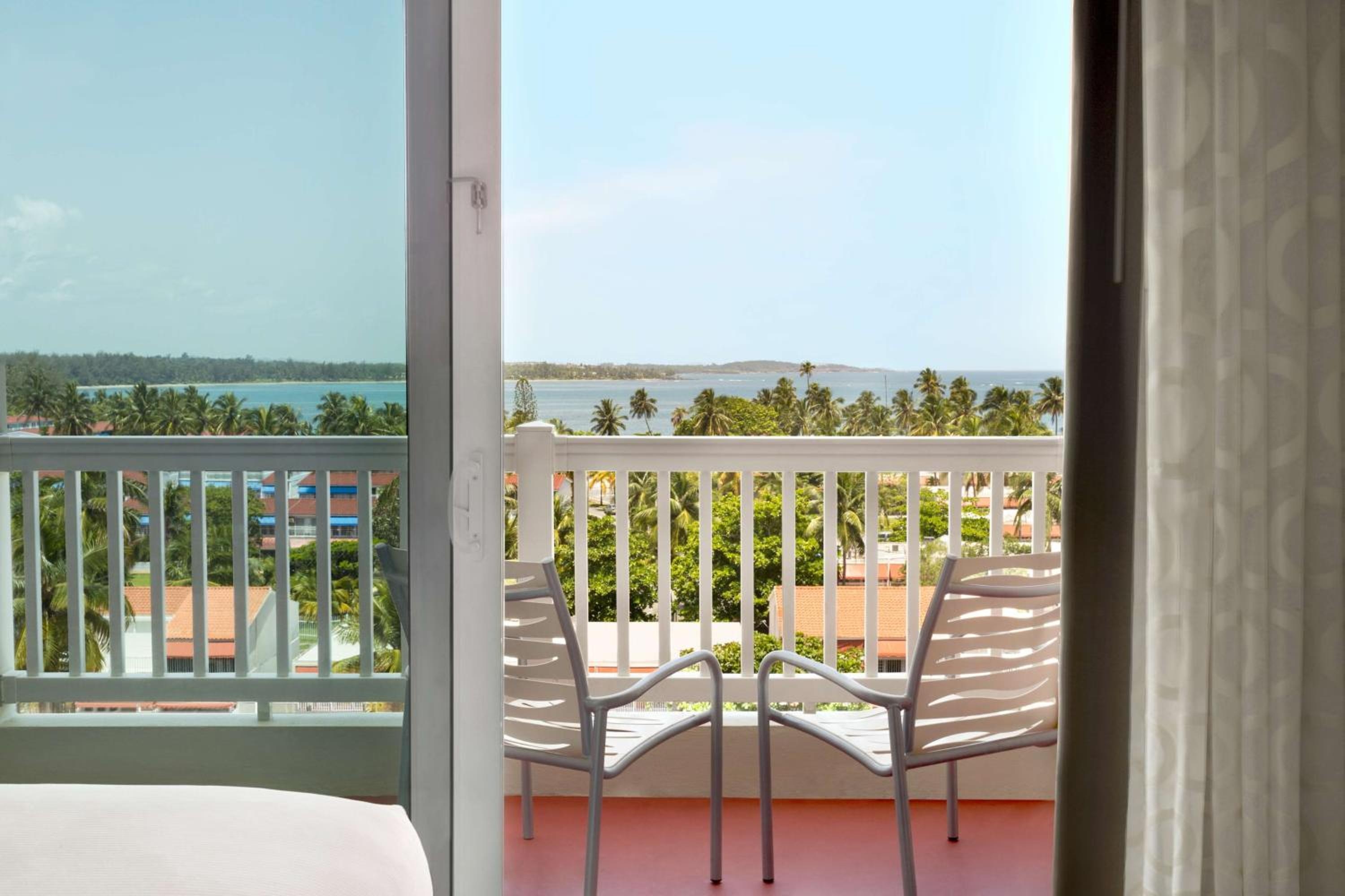 Foto de Embassy Suites by Hilton Dorado del Mar Beach Resort
