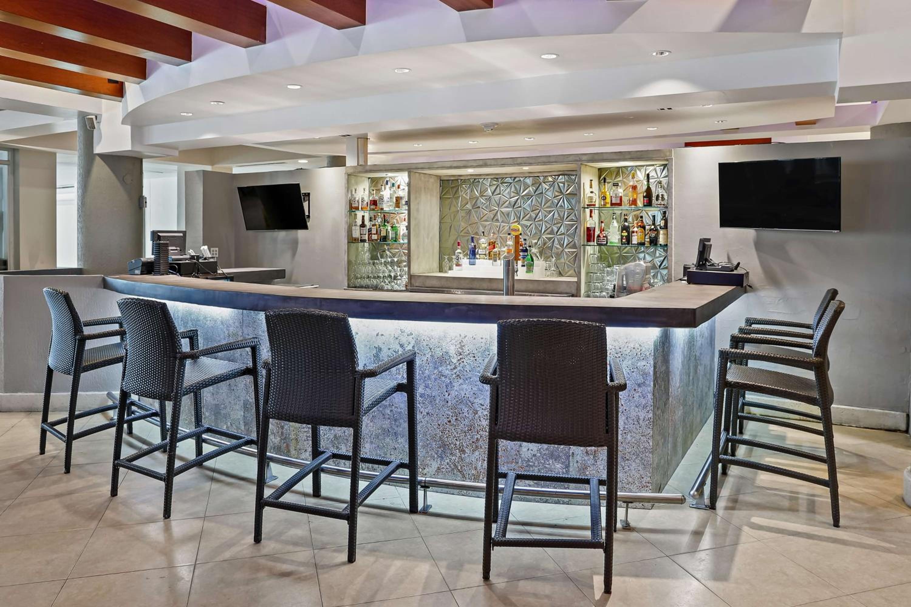 Foto de Embassy Suites by Hilton Dorado del Mar Beach Resort