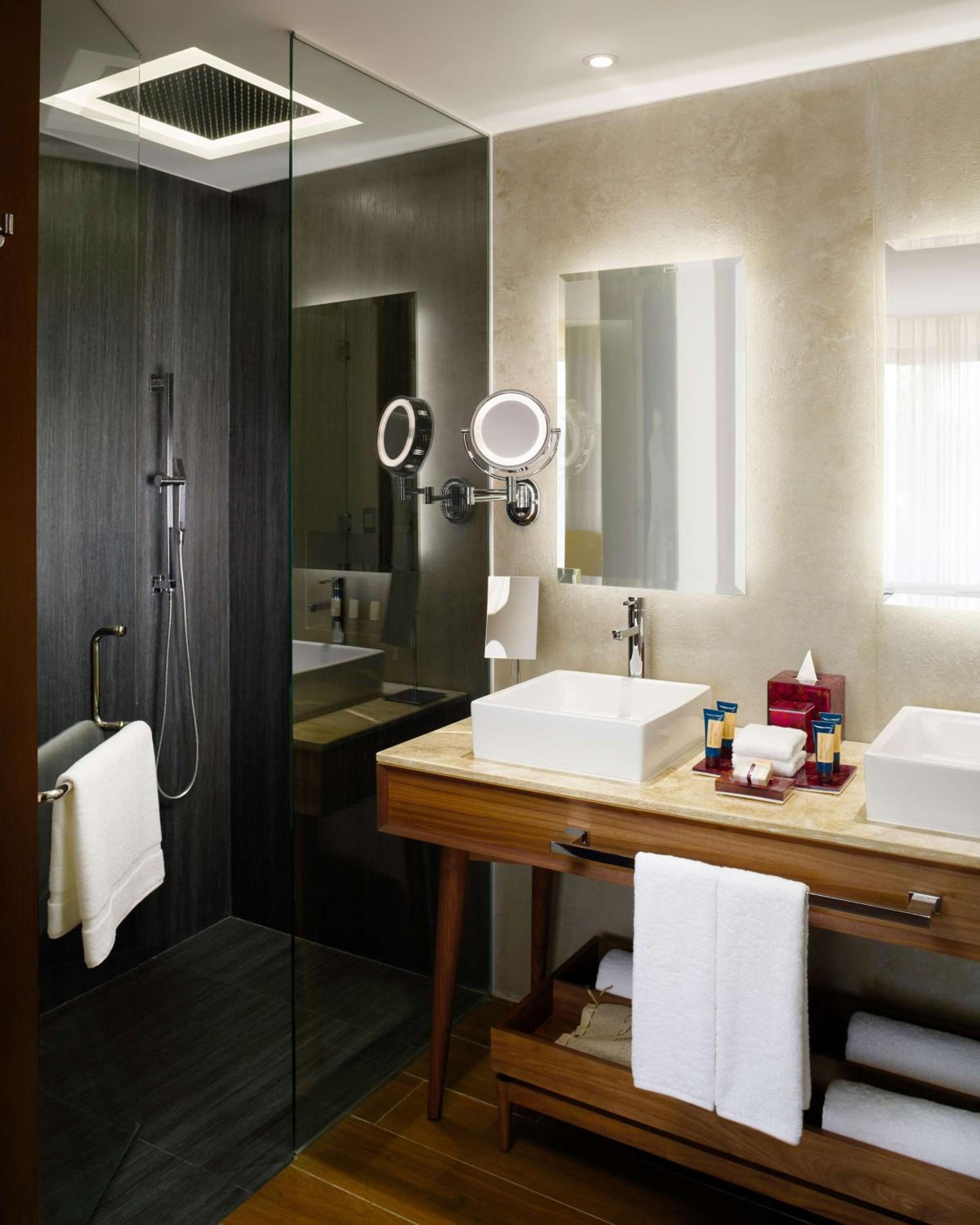 Foto de The Fives Downtown Hotel & Residences, Curio Collection by Hilton