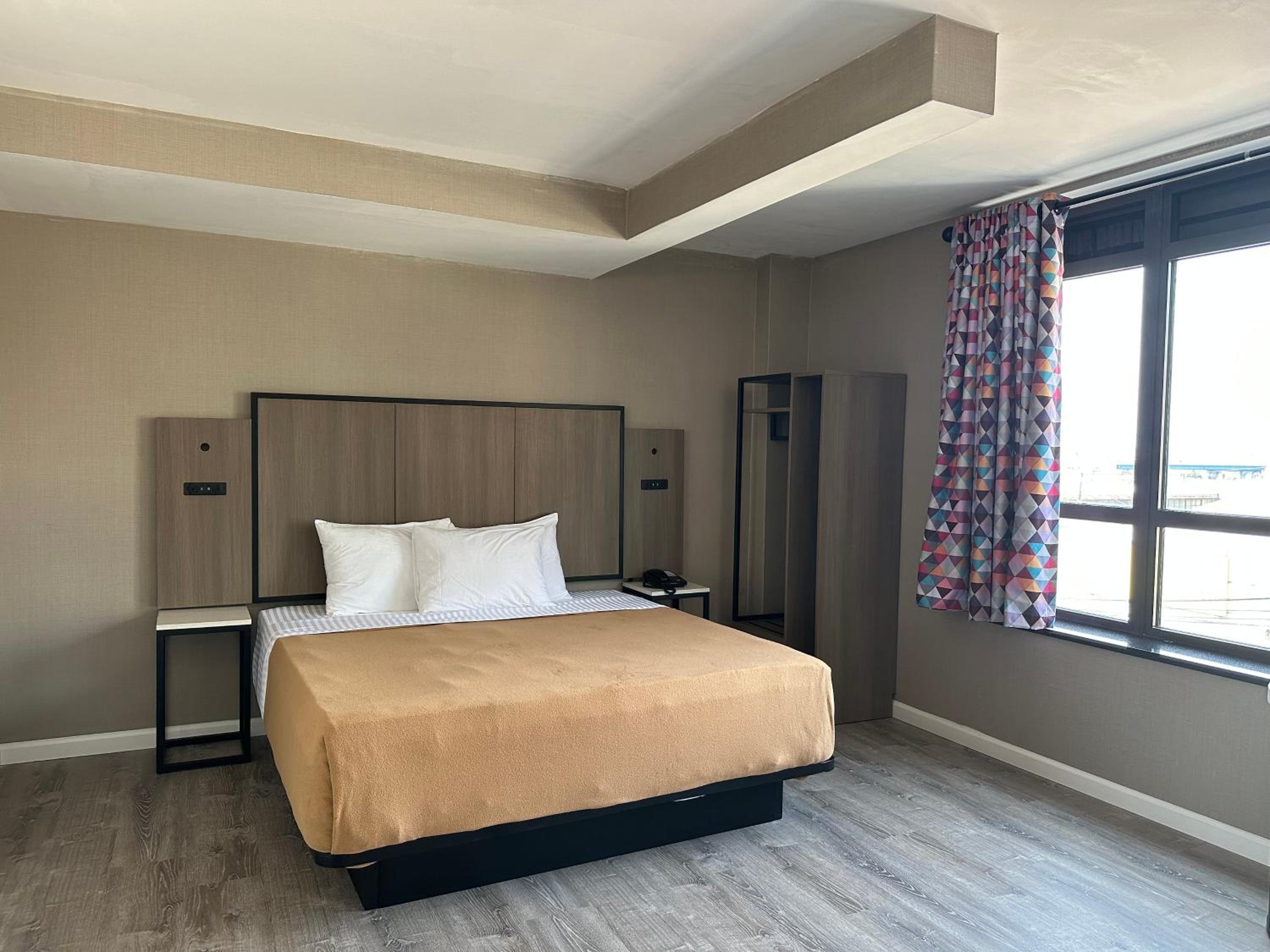 Foto de Regal Inn & Suites New York LaGuardia Hotel