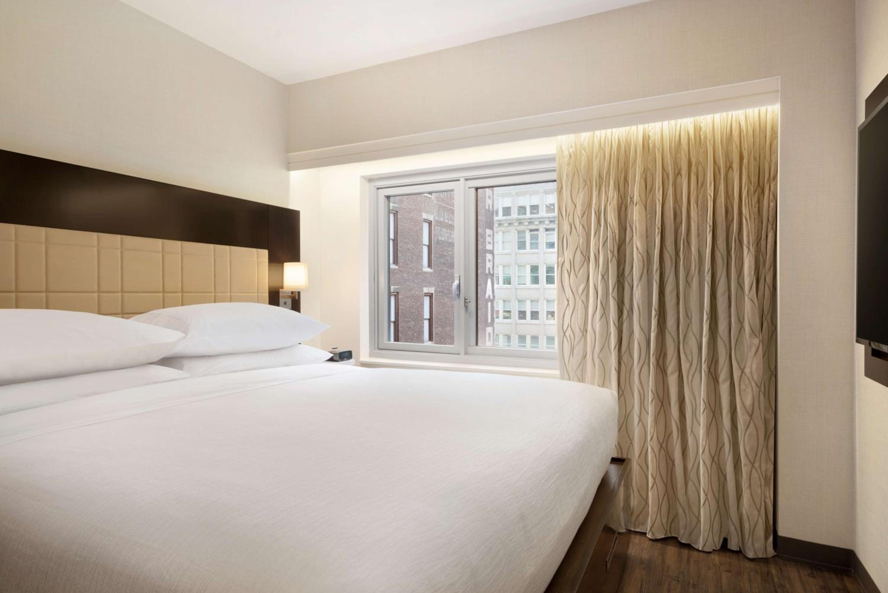 Foto de Newly Renovated Embassy Suites By Hilton New York Manhattan Times Square