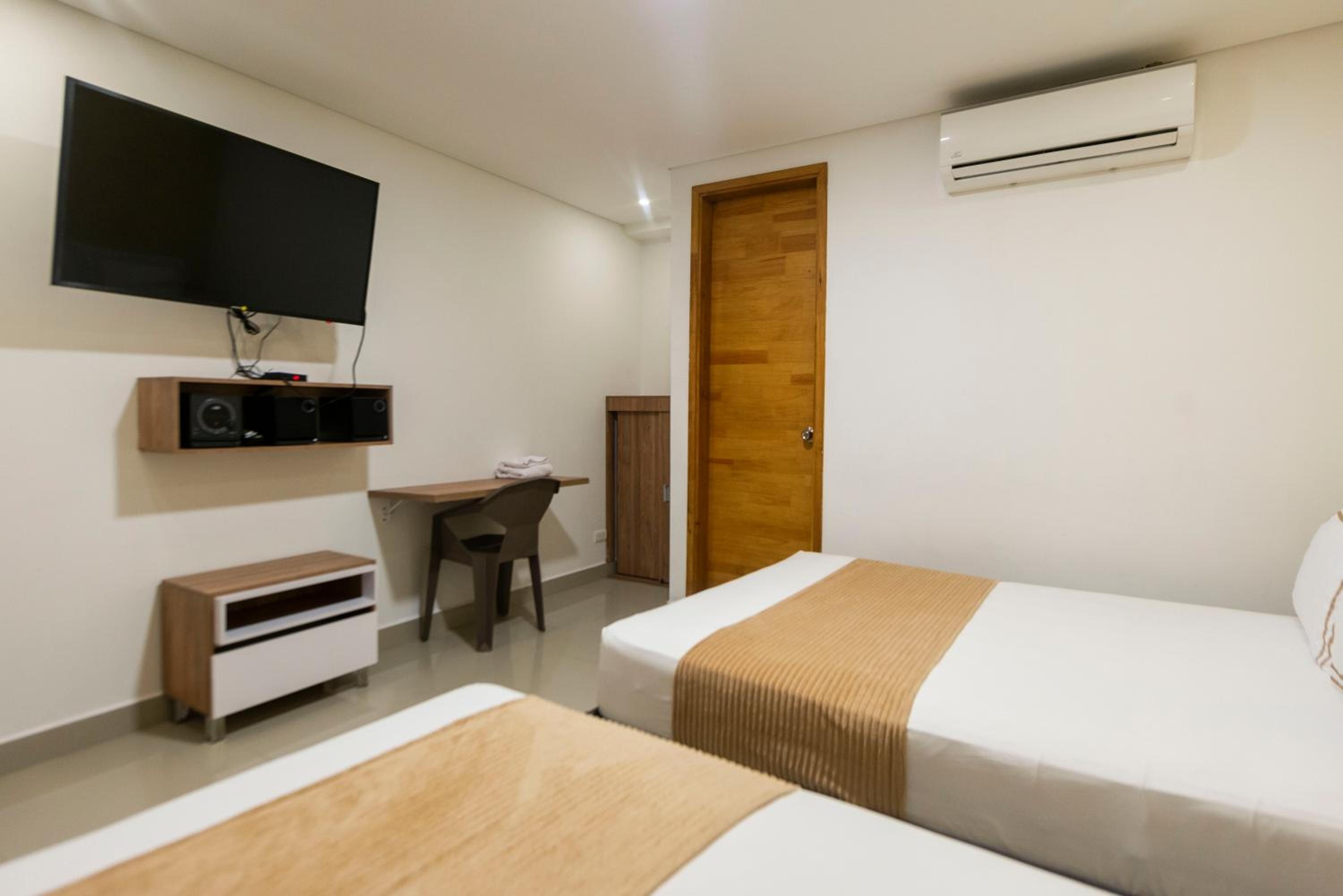 Infinity Hotel, Laureles