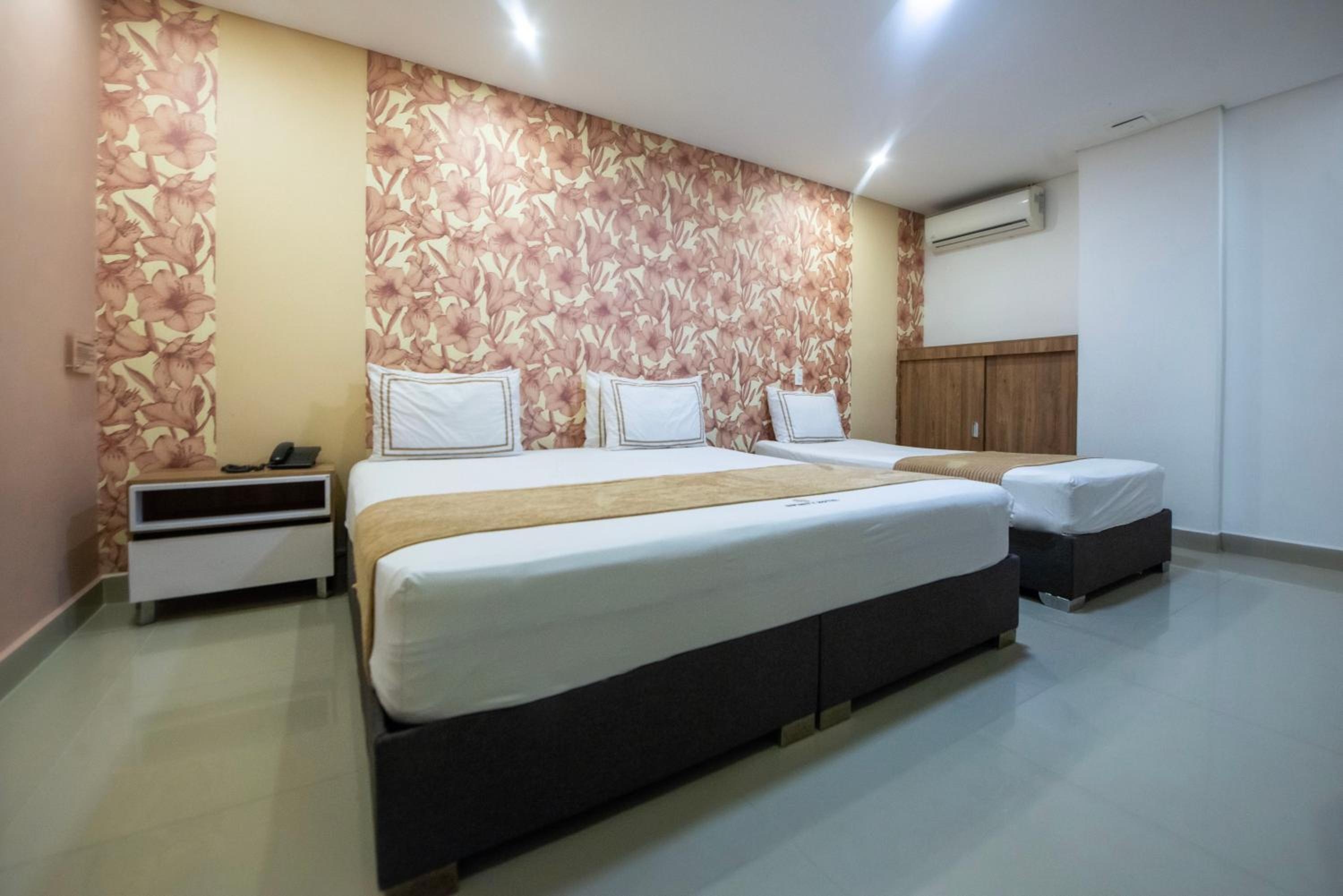 Infinity Hotel, Laureles
