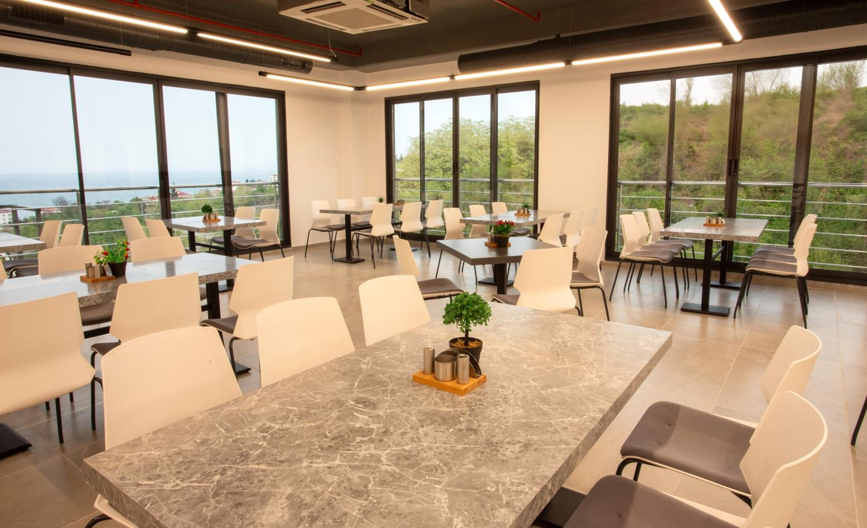 Foto de First Joy Hotel