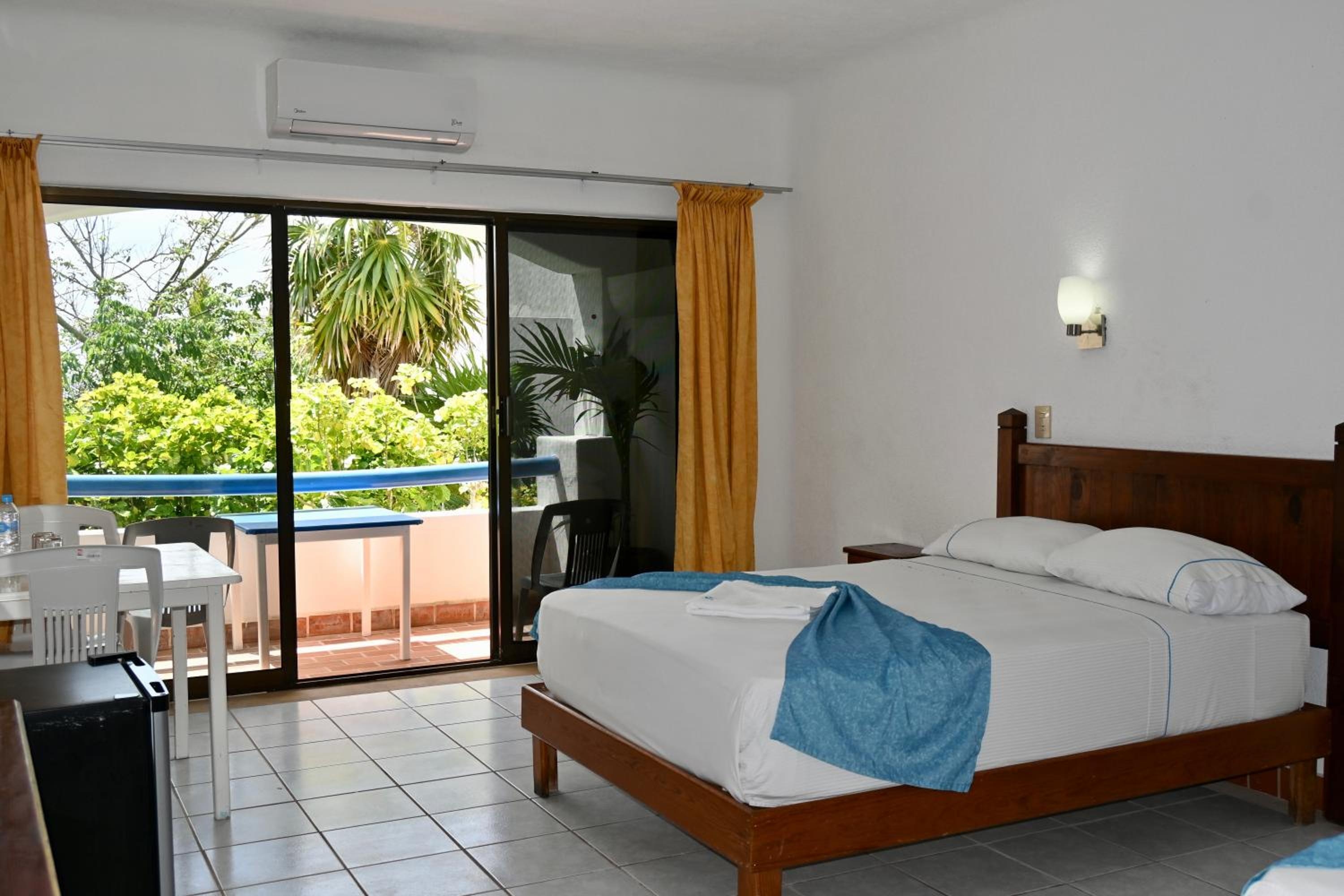 Foto de Pelicano Inn Playa del Carmen - Beachfront Hotel