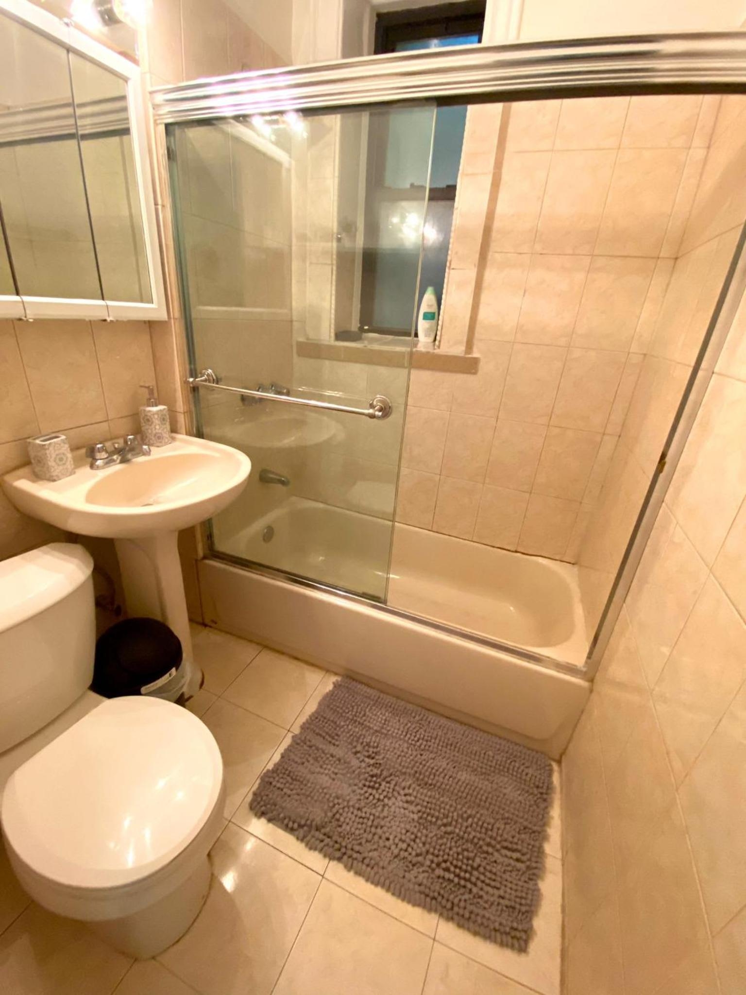 Foto de Charming 1BR Apartment Near NYC Ideal for Urban Explorers