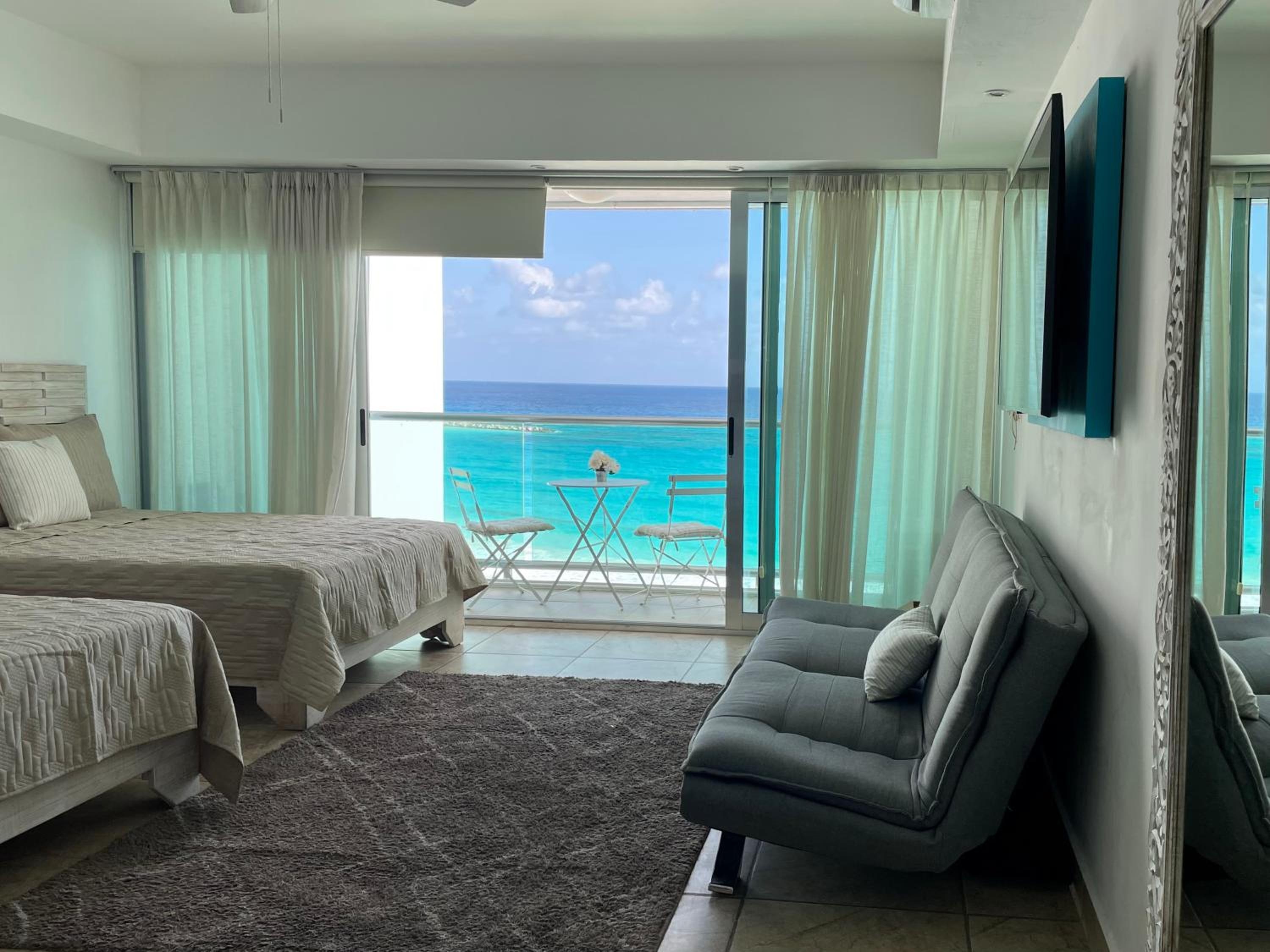 Beachfront Apartment by Andiani Travel, Cancún