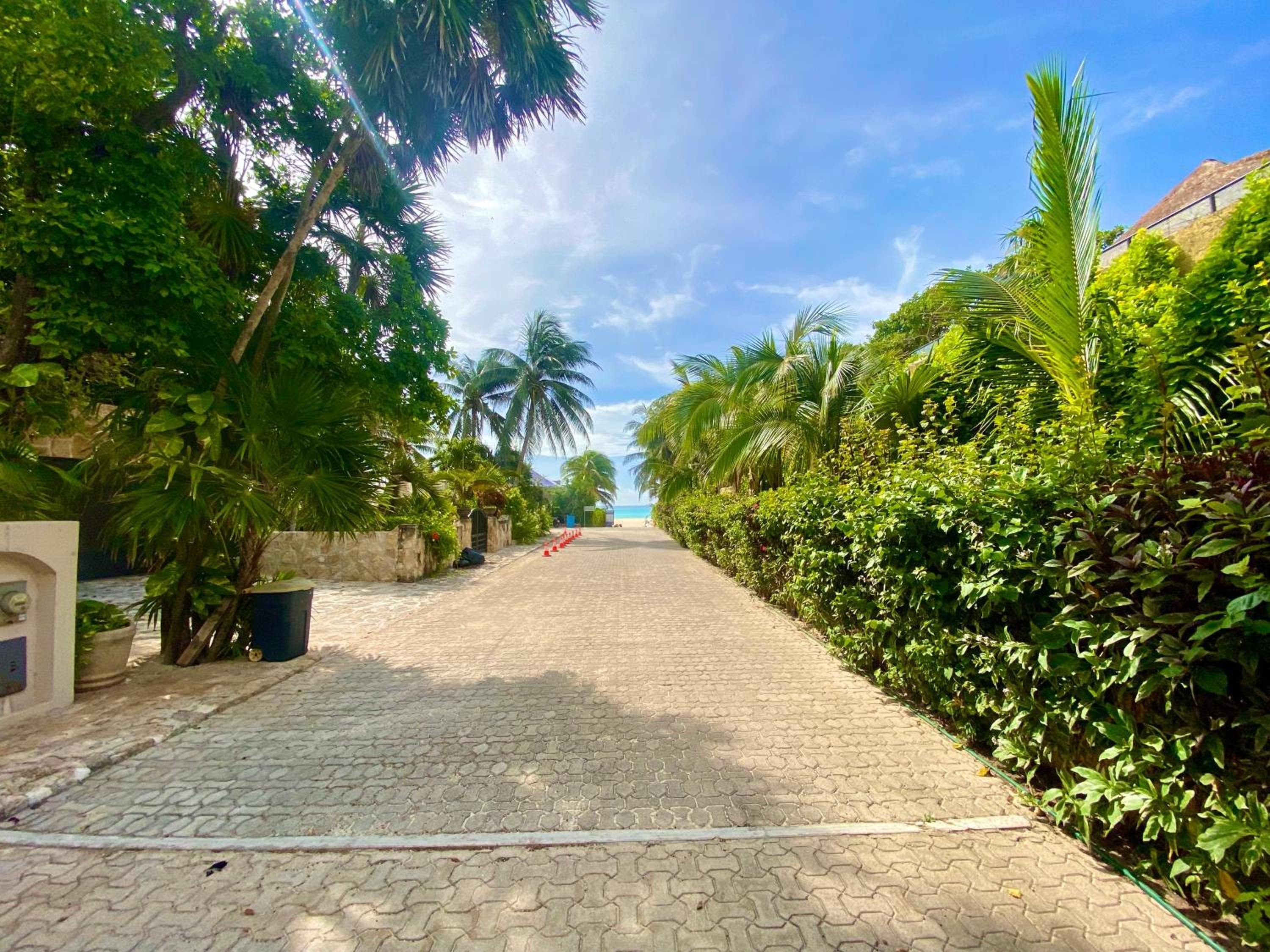 Foto de Exclusive Villa Steps from the Beach Playacar