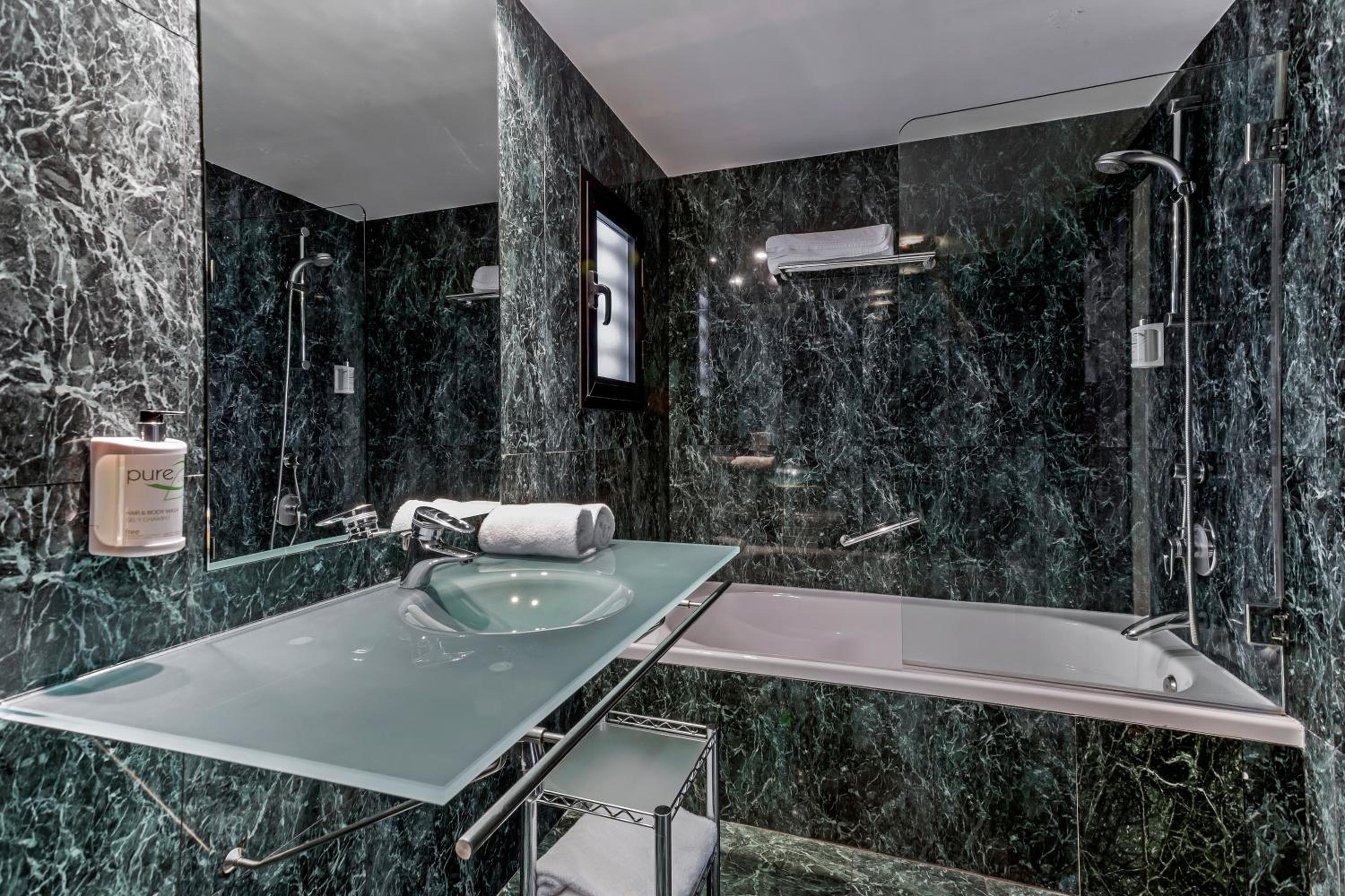 Foto de B&B HOTEL Zaragoza Los Enlaces Estación
