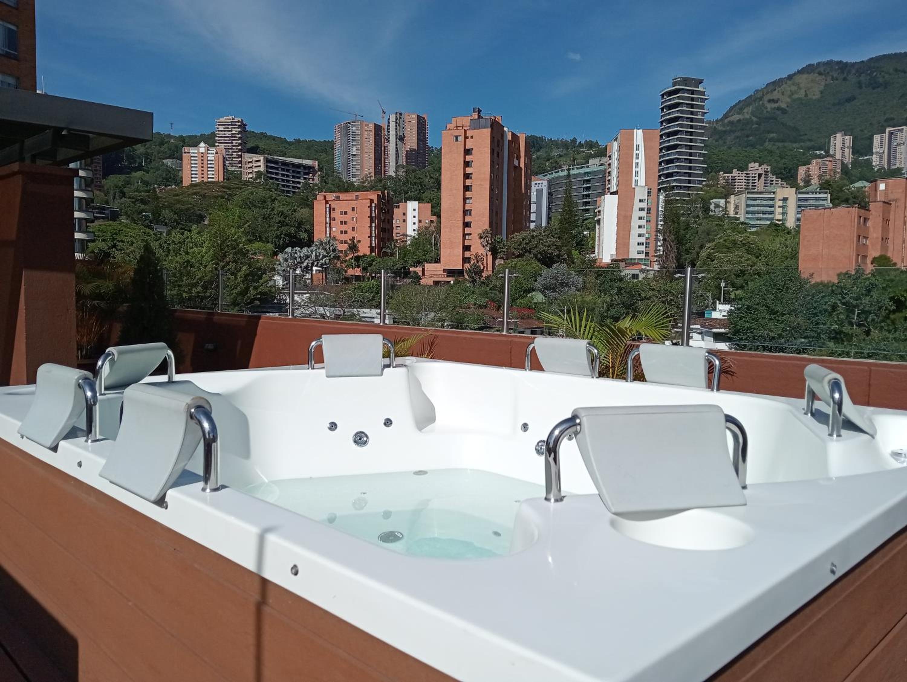 Hotel Lomas 10 Medellin · 1n · Desayuno incluido · Poblado