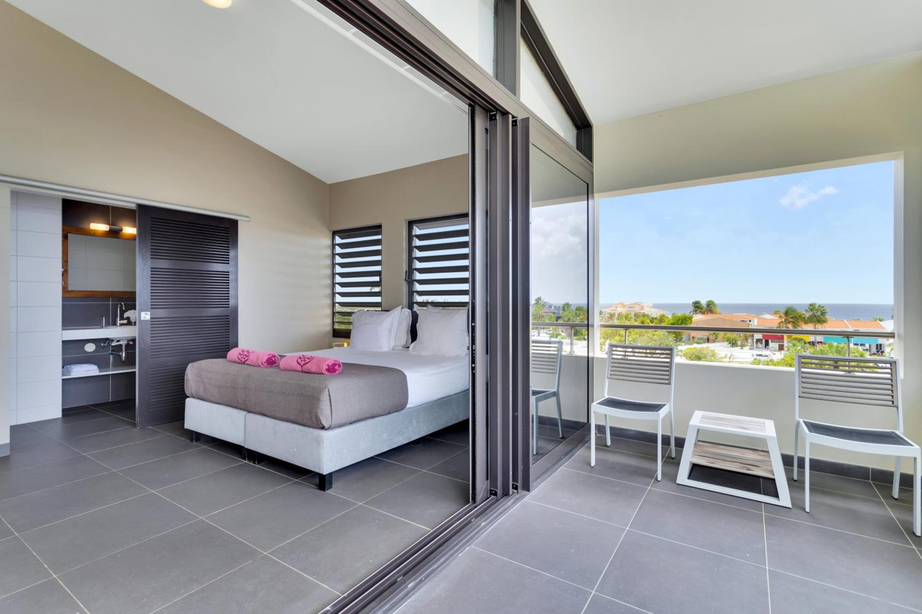 Foto de Delfins Beach Resort Bonaire, Tapestry Collection by Hilton
